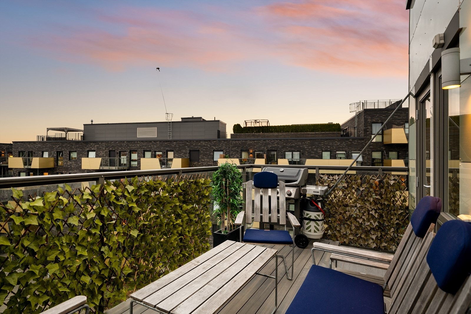Fra stuen er det utgang til en usjenert, sydvendt balkong på 11 m². Galleribilde