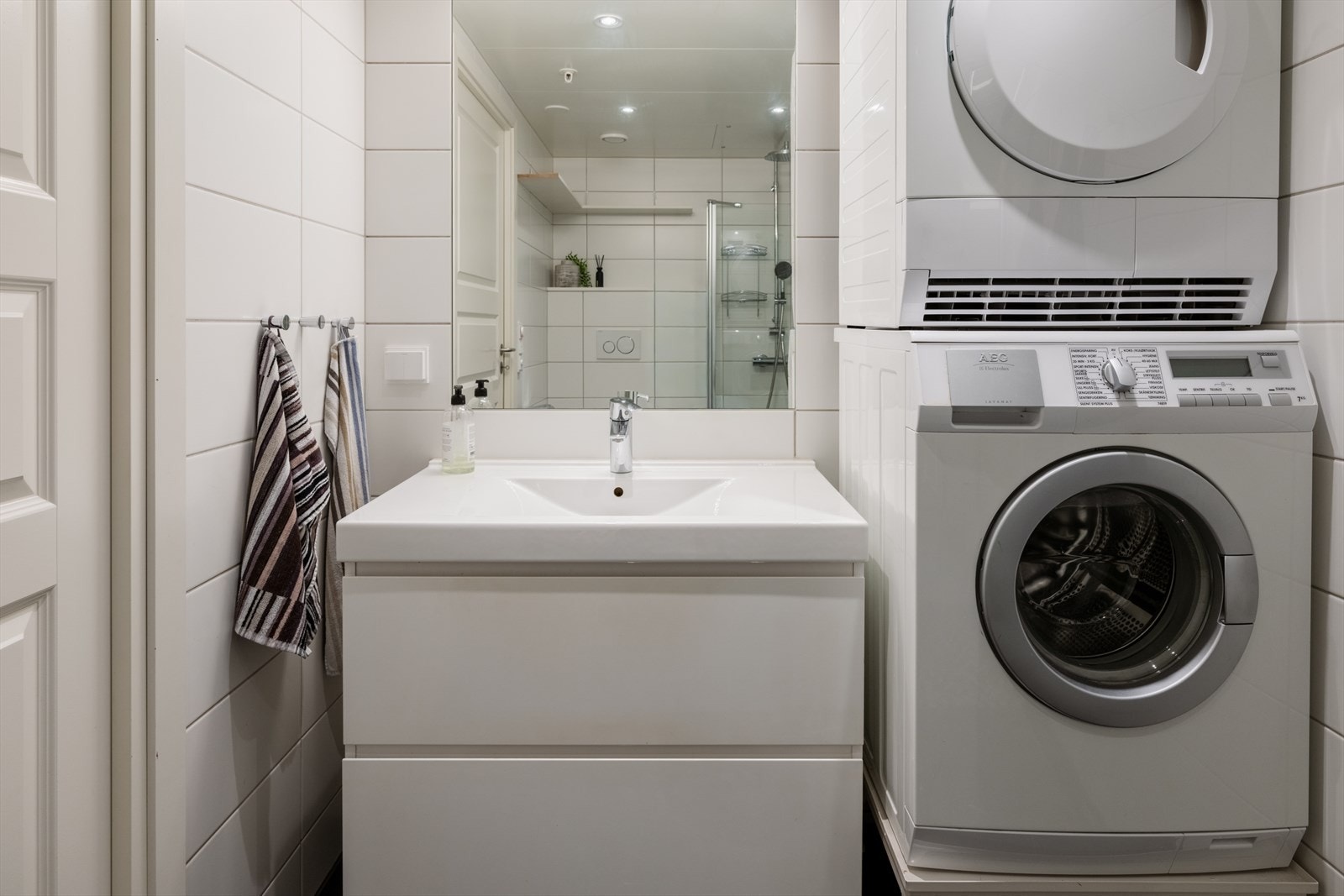 Også dette badet har elektriske varmekabler i gulvet og innredning med servant. Galleribilde