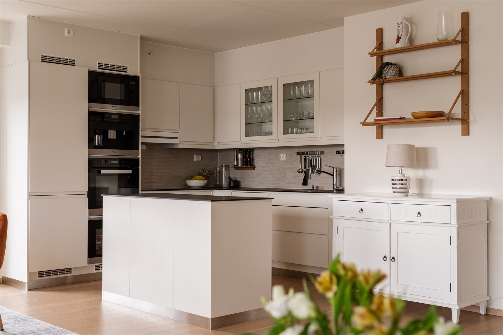 Kjøkkenet er utstyrt med Miele-hvitevarer, inkludert vinskap og integrert kaffemaskin. Galleribilde