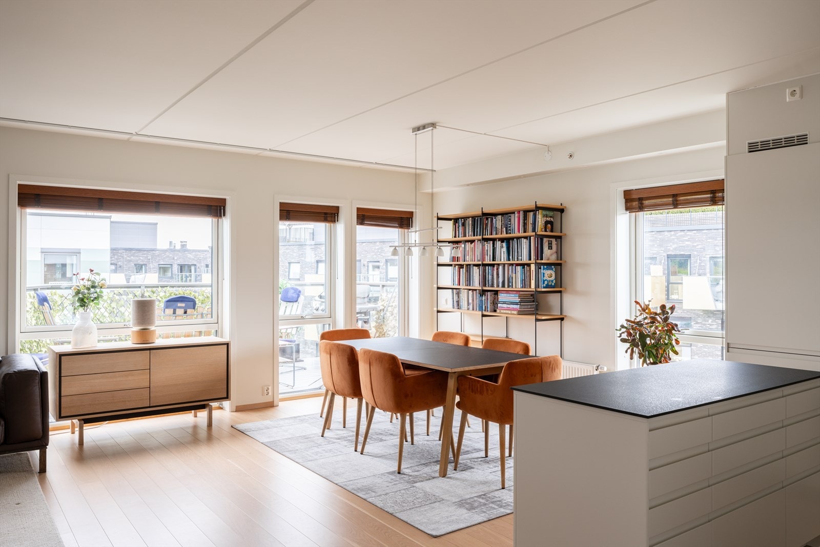 Som hjørneleilighet i toppetasjen har boligen en fri og usjenert beliggenhet. Galleribilde