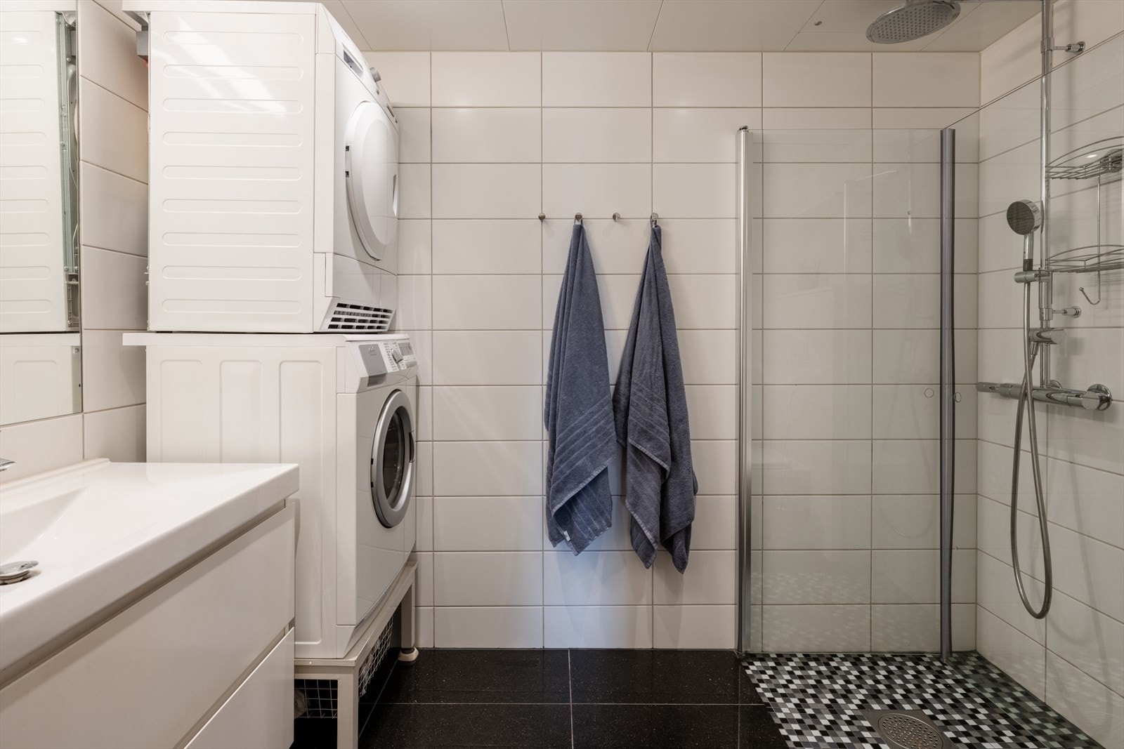 Rommet er romslig og kombinerer funksjonene til bad og vaskerom. Galleribilde