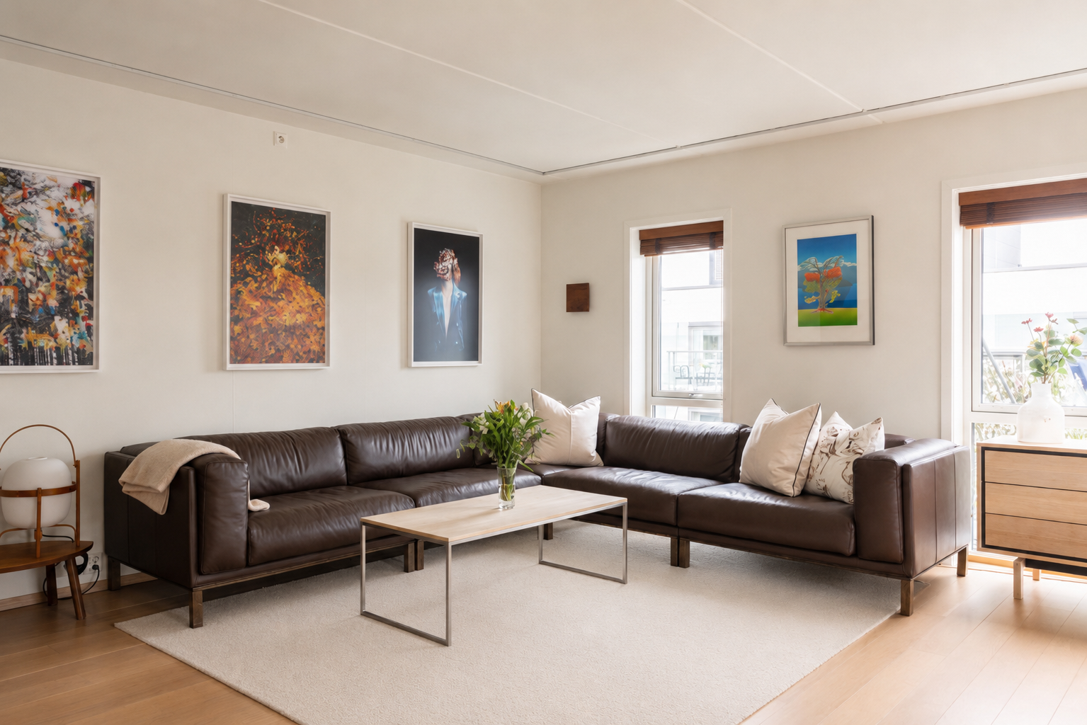 Stuen har god plass til en romslig sofagruppe. Store vindusflater med hjørnebeliggenhet gir rikelig med lys. Galleribilde