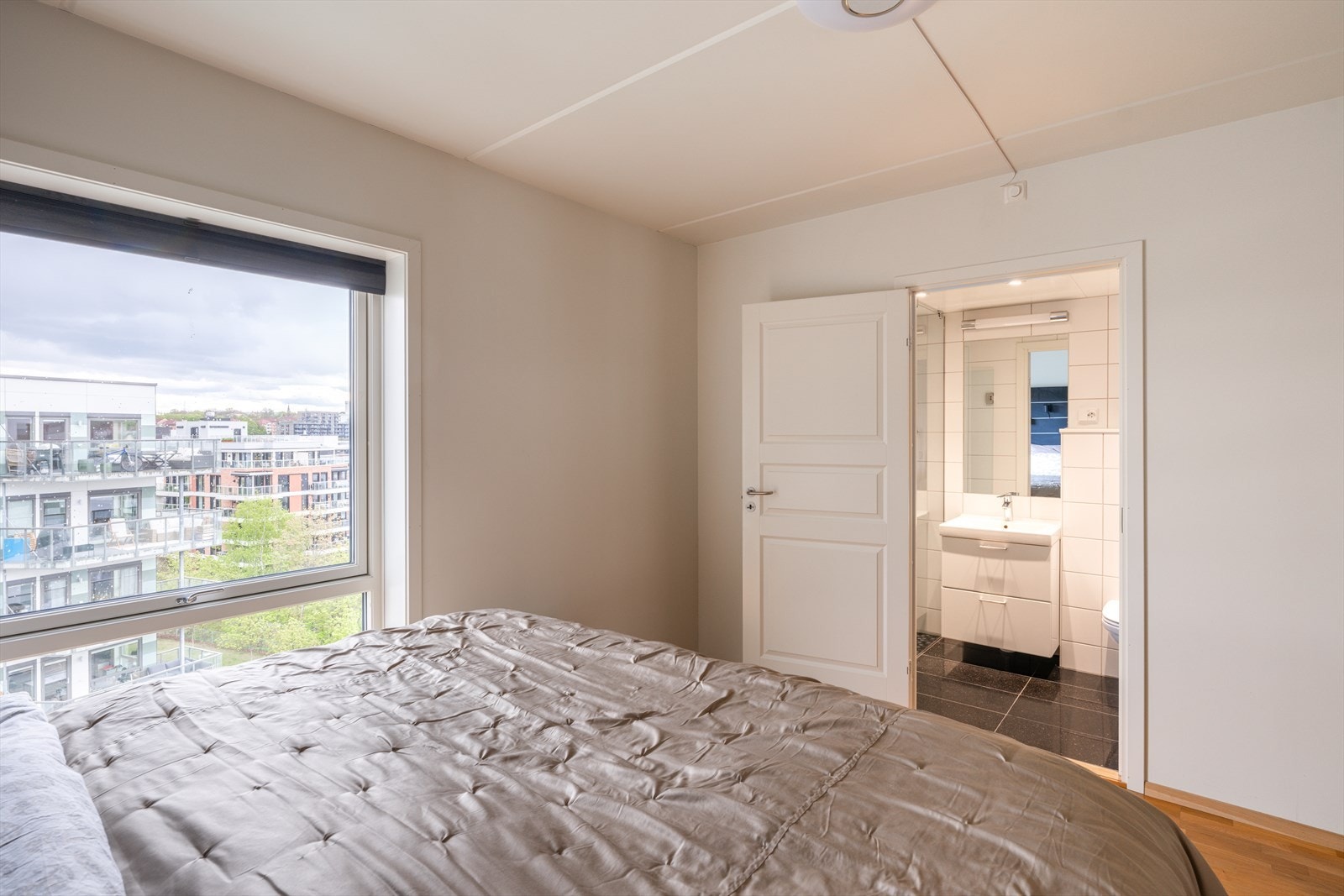 Hovedsoverommet har bad en-suite for litt ekstra luksus. Galleribilde