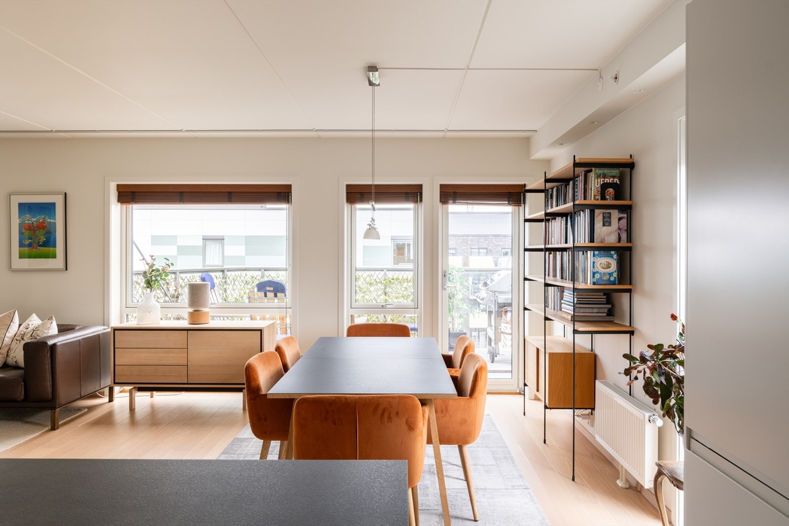 Spisestuen er en naturlig del av den åpne sonen, med god plass til et stort spisebord. Galleribilde