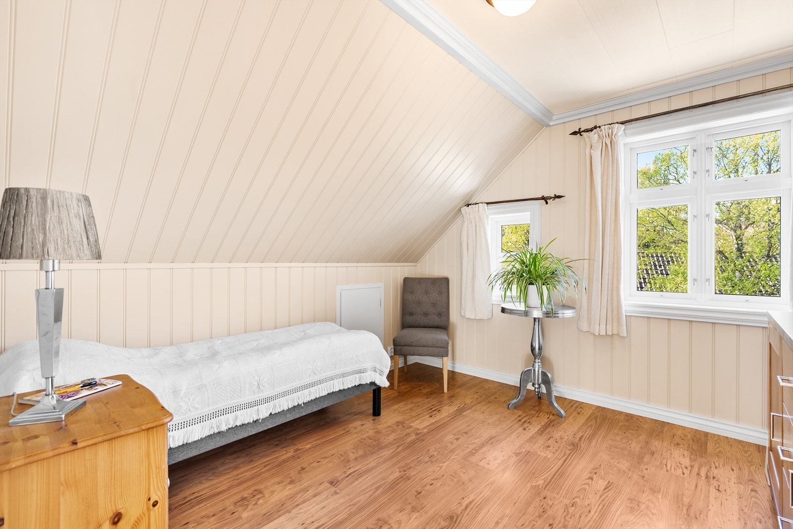 Soverommene på loftet deler en felles loftstue og har tilgang til toalettrom som er tiltenkt et fremtidig bad. Galleribilde