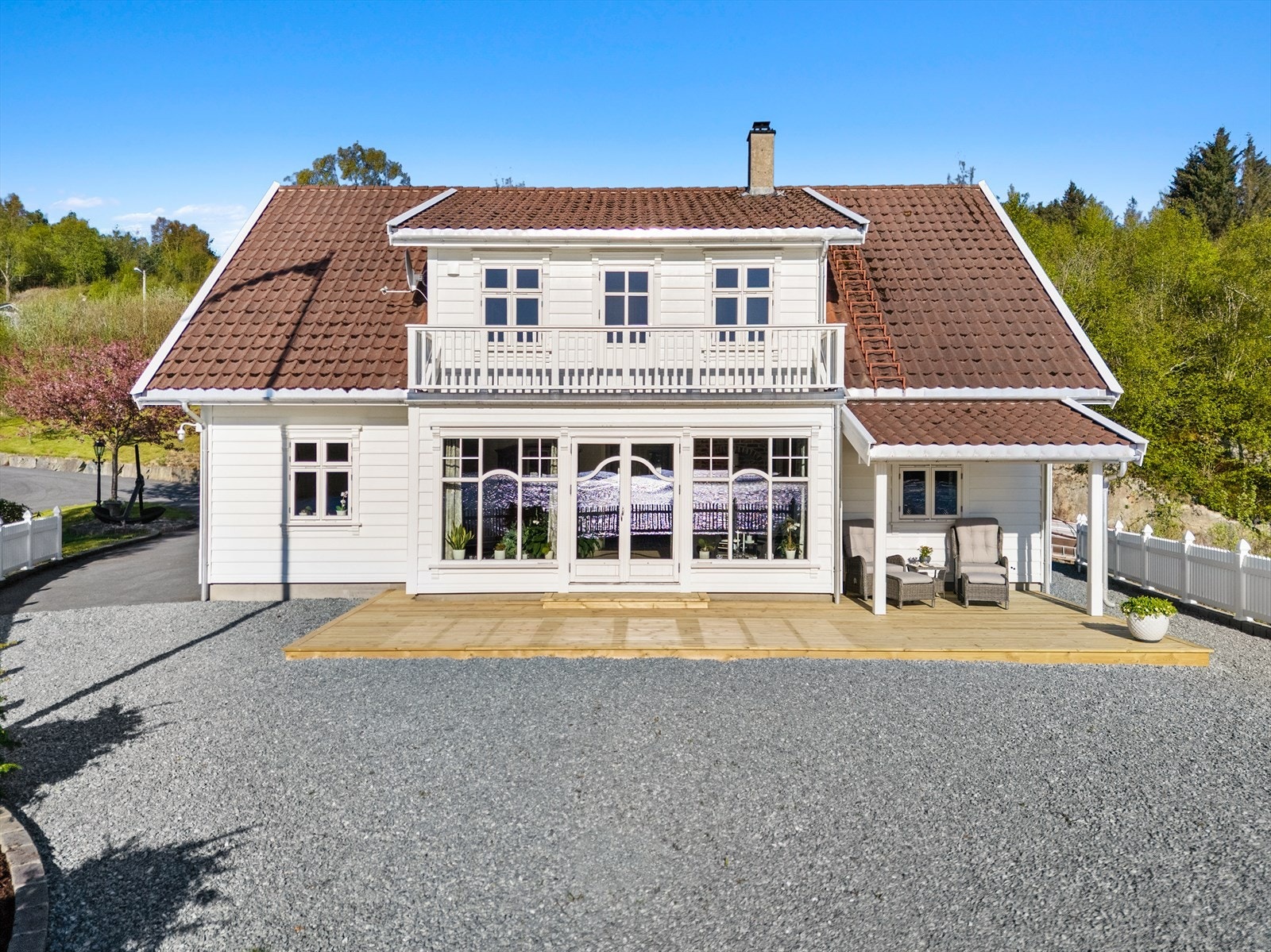 Den store terrassen i front av boligen er et flott samlingspunkt. Galleribilde