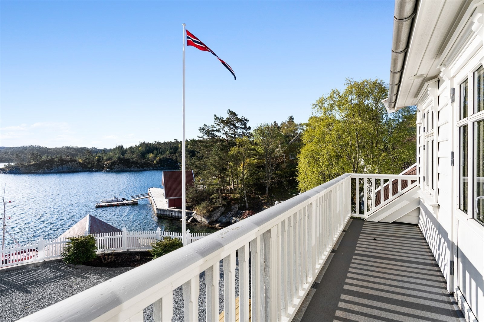 Fra balkongen i andre etasje har man god oversikt over eiendommen og sjøen. Galleribilde