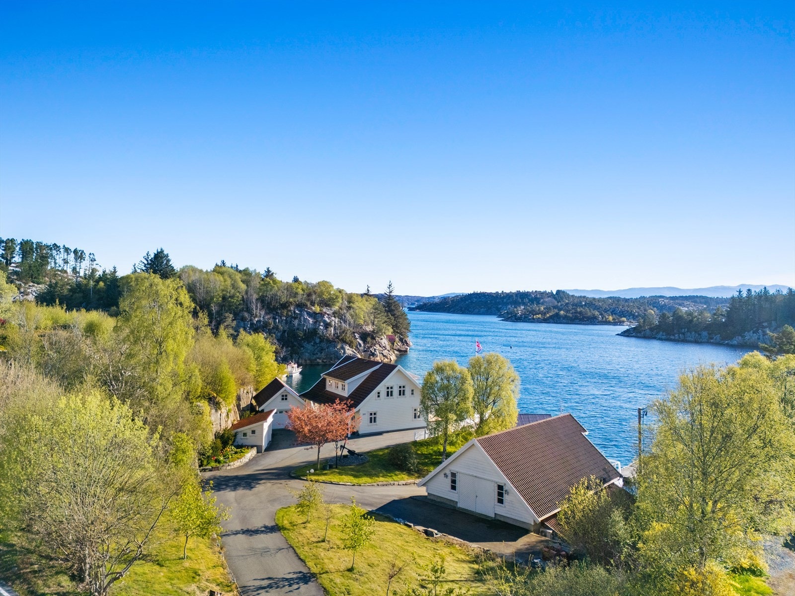Eiendommen ligger vakkert til i sjøkanten på Sæverudsøy Galleribilde