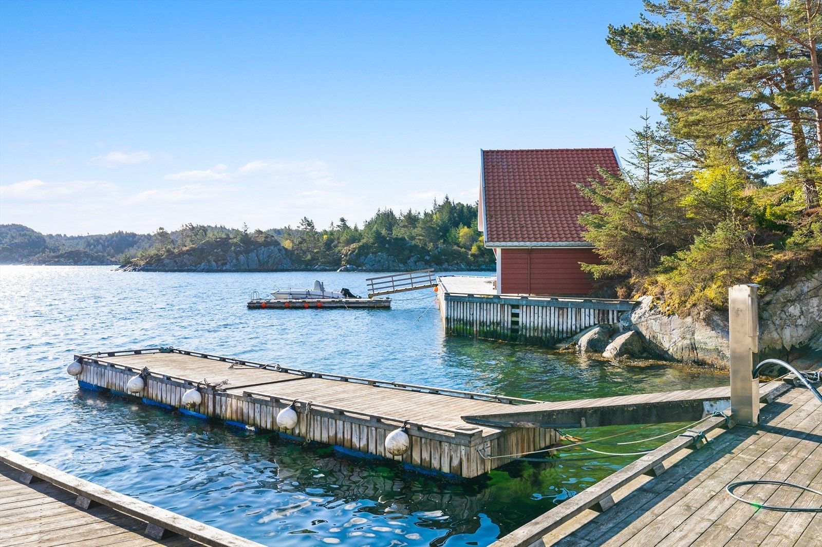 Eiendommen har egen kai og flytebrygge med gode dybdeforhold. Galleribilde