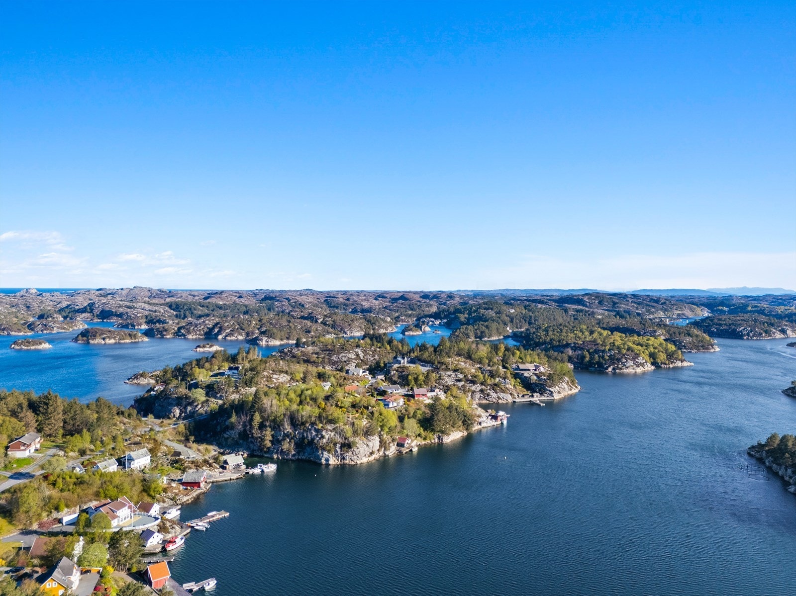 Dronefoto mot skjærgården som strekker seg over til Fitjarøyene Galleribilde