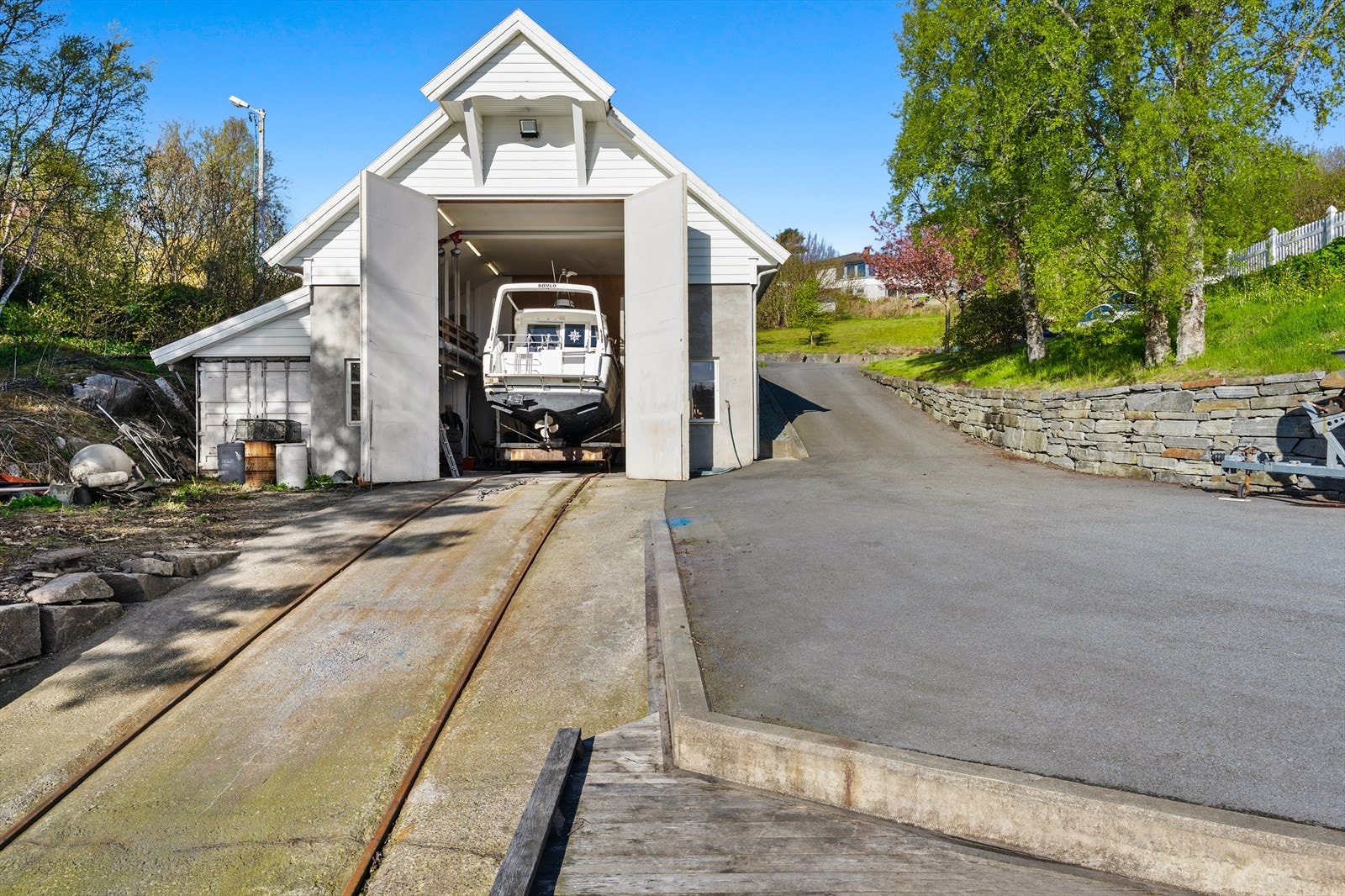 Det store naustet har en port på 4 x 5,4 meter og slipp for enkel sjøsetting. Galleribilde