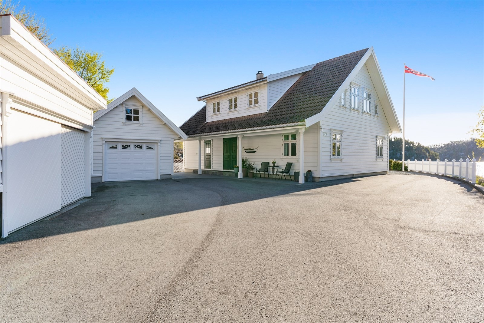 Asfaltert innkjørsel og rikelig med parkeringsplass på egen tomt. Galleribilde