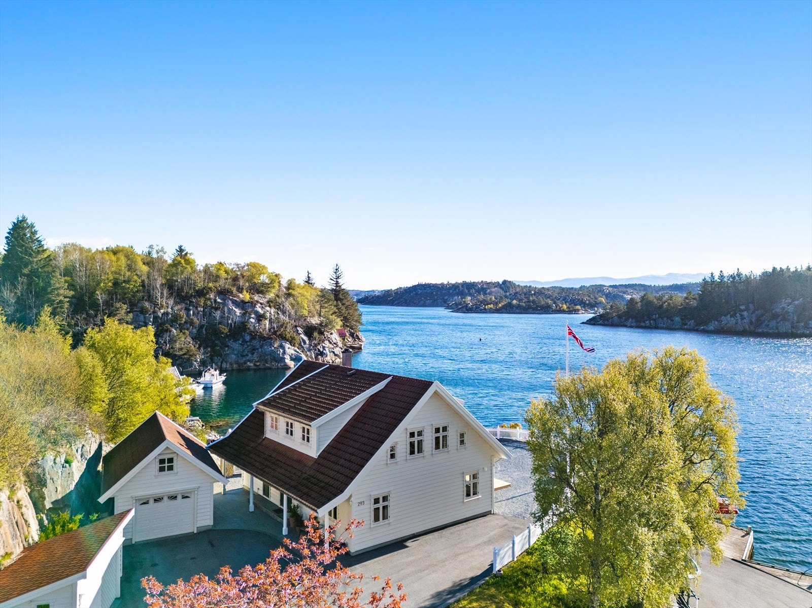 Beliggenheten Vest i havet på Sæverudsøy gir en fantastisk utsikt og umiddelbar nærhet til en nydelig skjærgård. Galleribilde