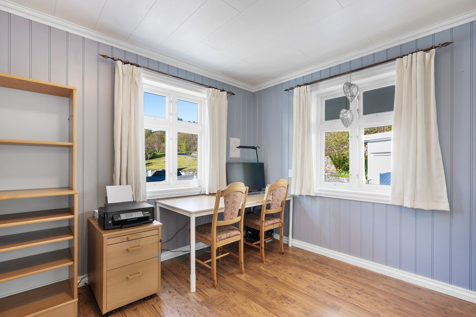Boligen har totalt fire soverom. Dette ligger i hovedetasjen og kan også fungere som kontor. Galleribilde