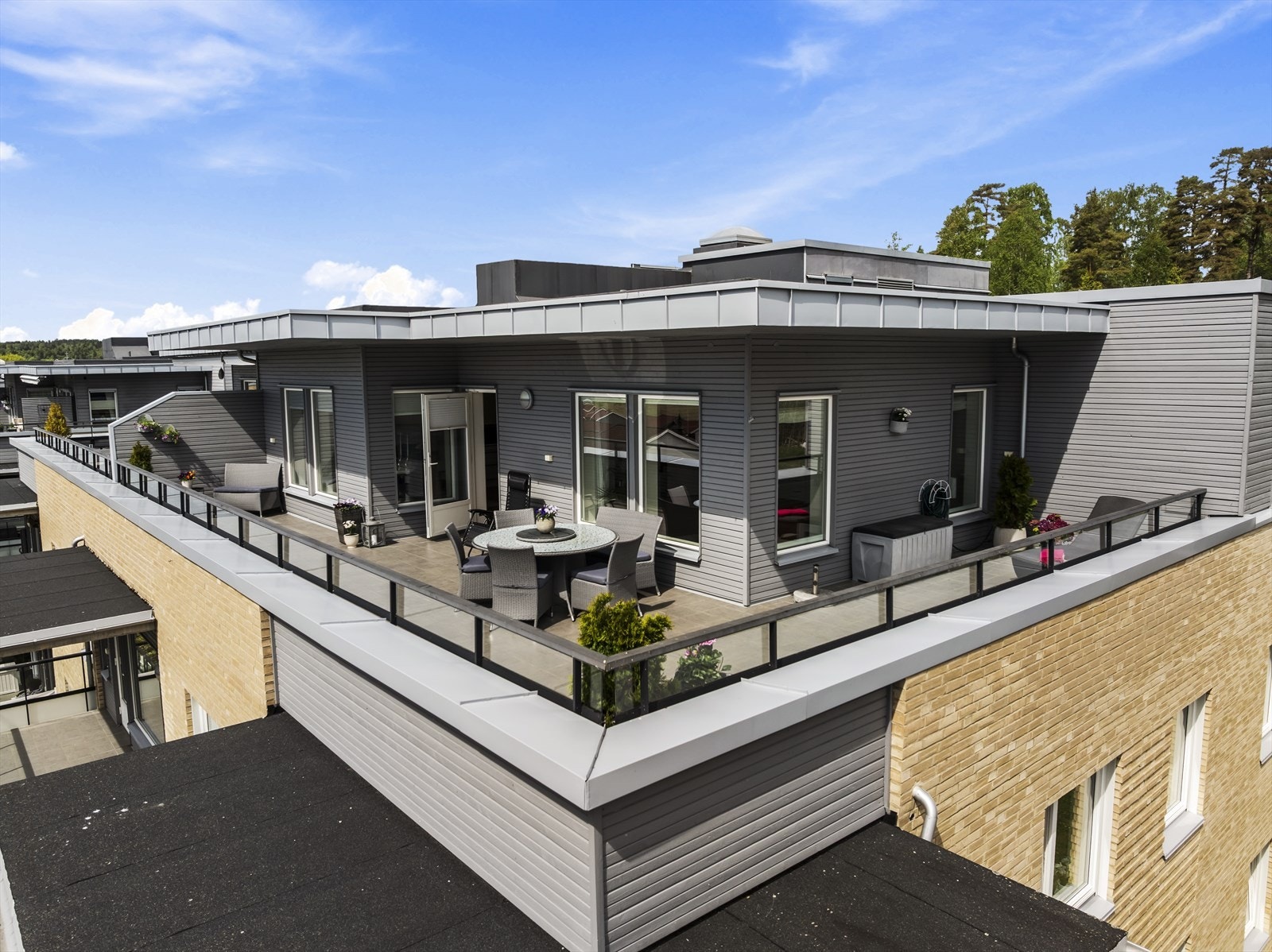 Stor balkong på 57 m² med plass til flere sittegrupper. Galleribilde