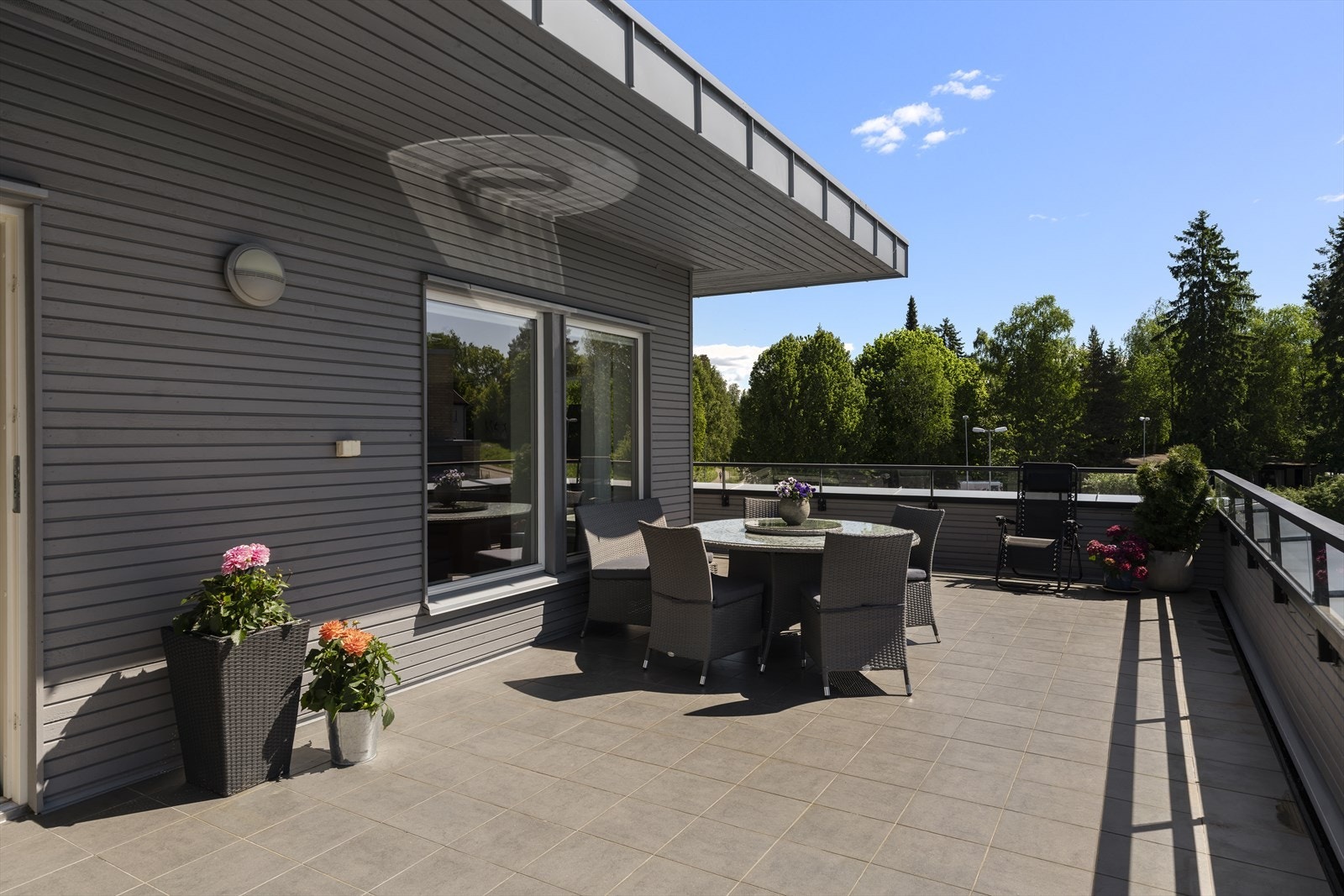Balkongen på ca. 57 m² er tilgjengelig direkte fra stuen og har rekkverk av glass og stål. Galleribilde