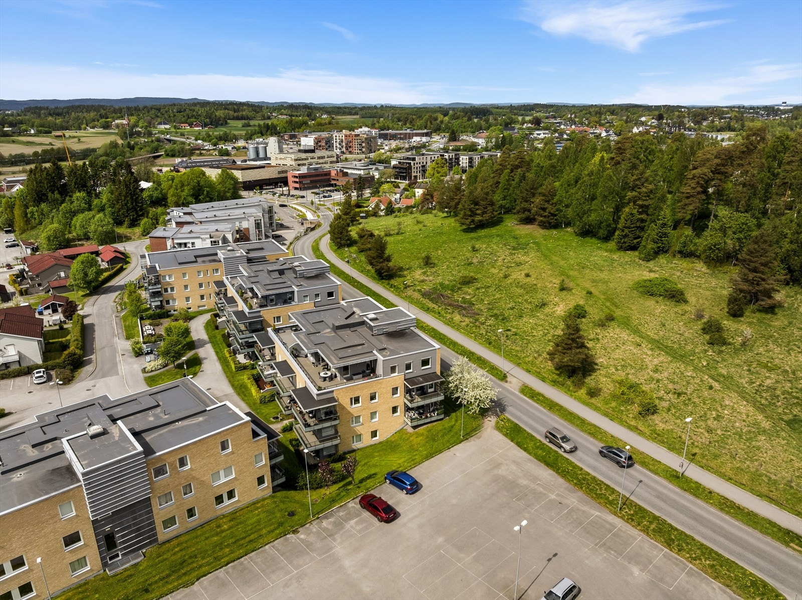 Fra leiligheten er det gangavstand til Vestby stasjon, hvor toget tar deg effektivt til Oslo S og Moss. Galleribilde