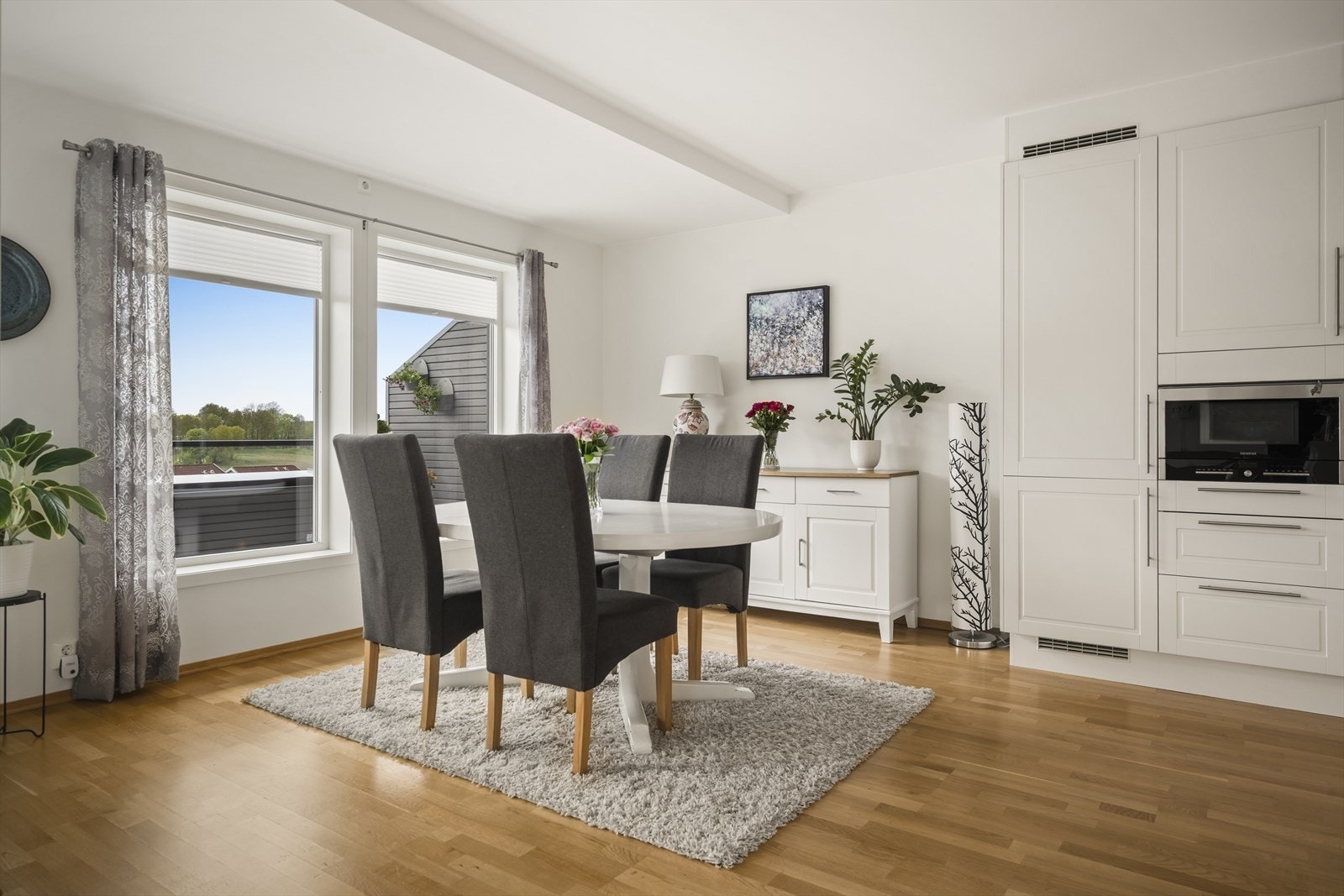 God plass til en hyggelig spiseplass i tilknytning til kjøkkenet. Galleribilde