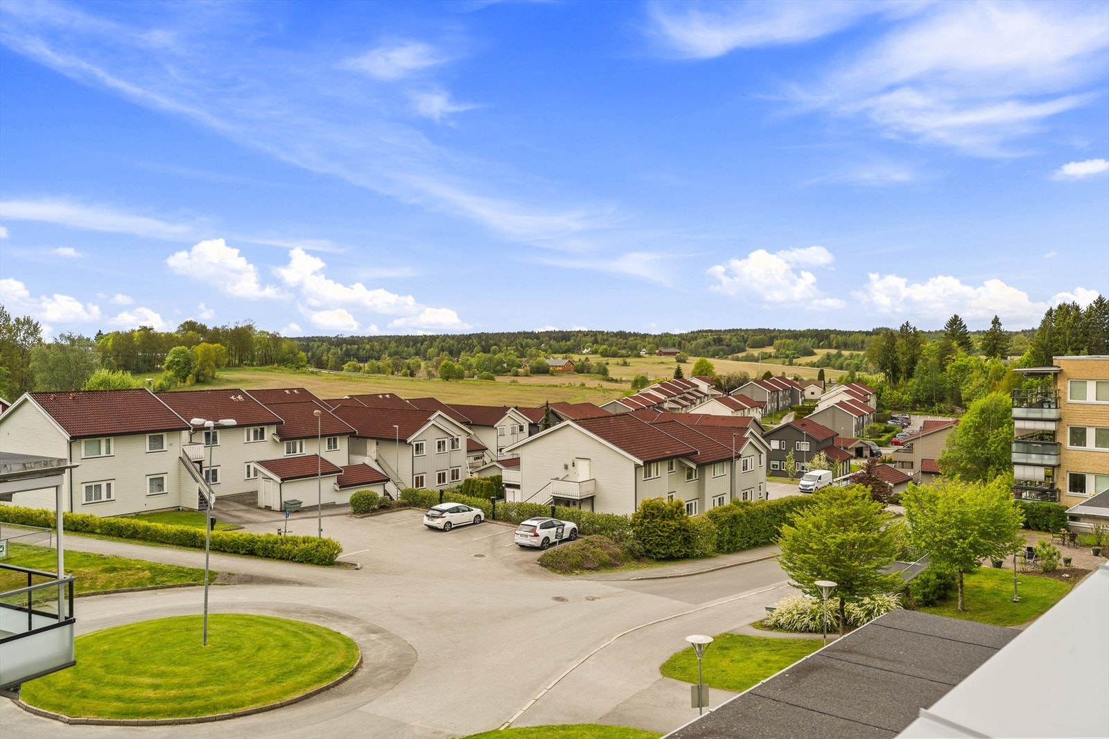Utsikt over et etablert og barnevennlig boligområde. Galleribilde