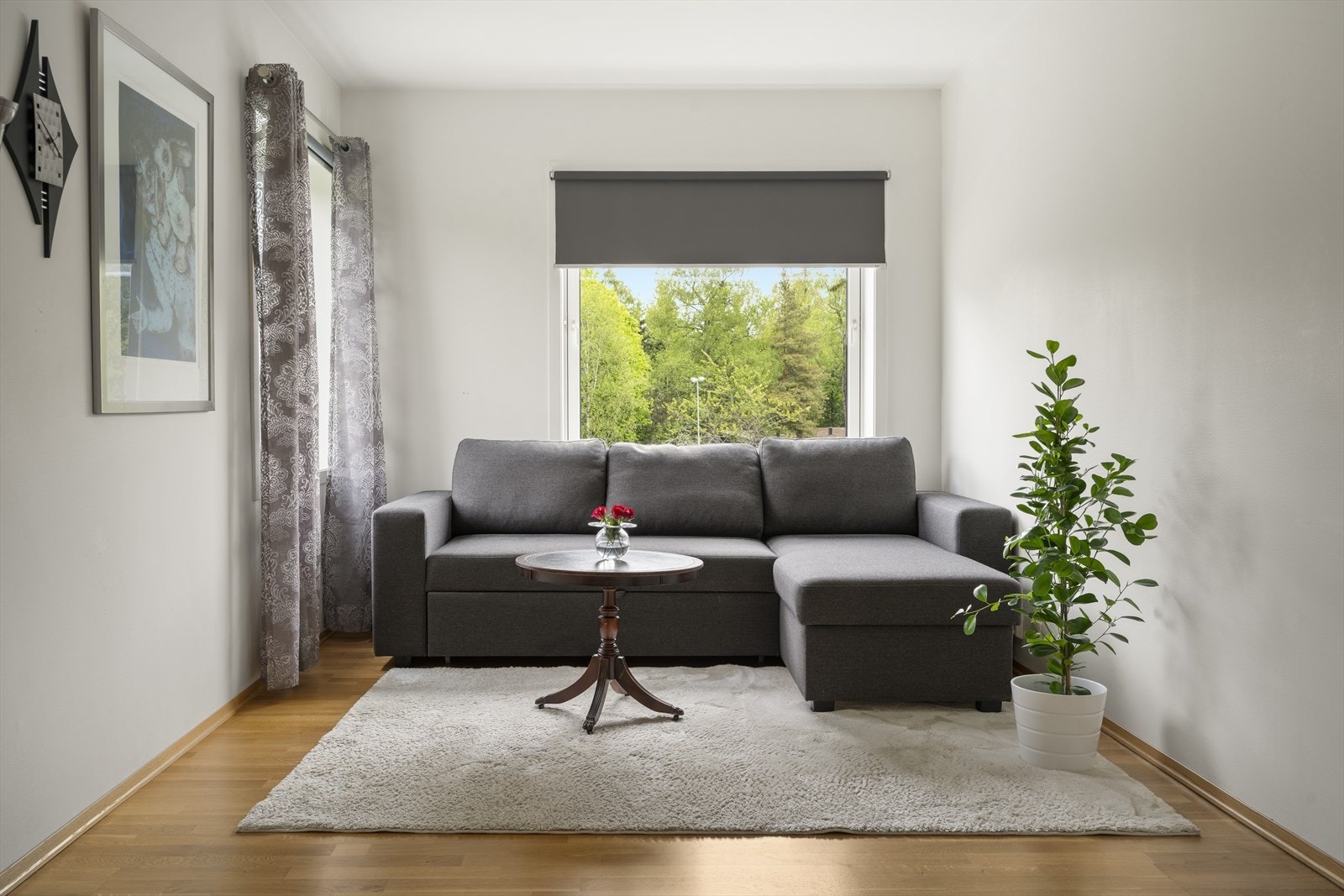 Leiligheten har tre soverom. Dette rommet er i dag innredet som en ekstra stue. Galleribilde