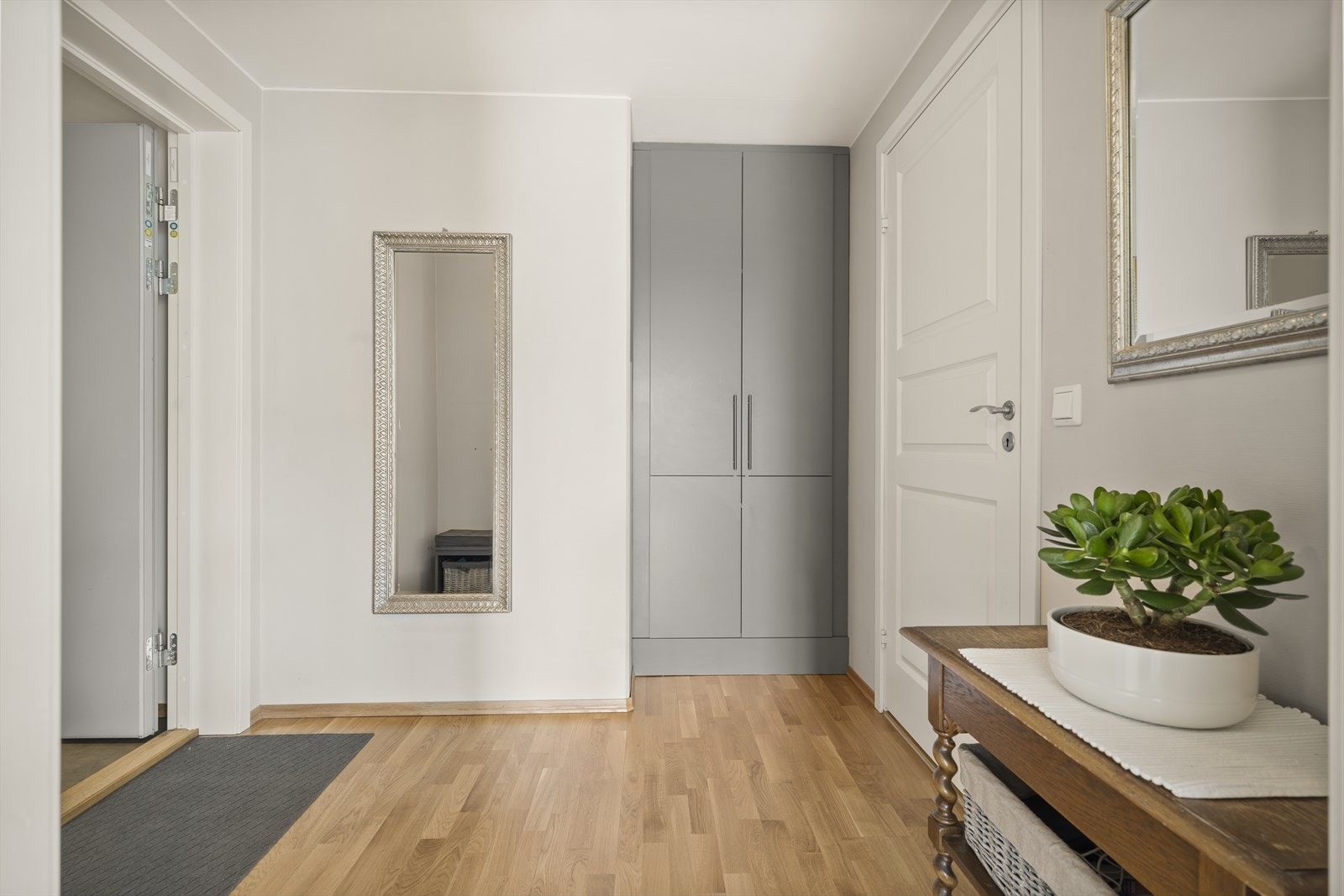Romslig entré med god plass til oppbevaring. Galleribilde