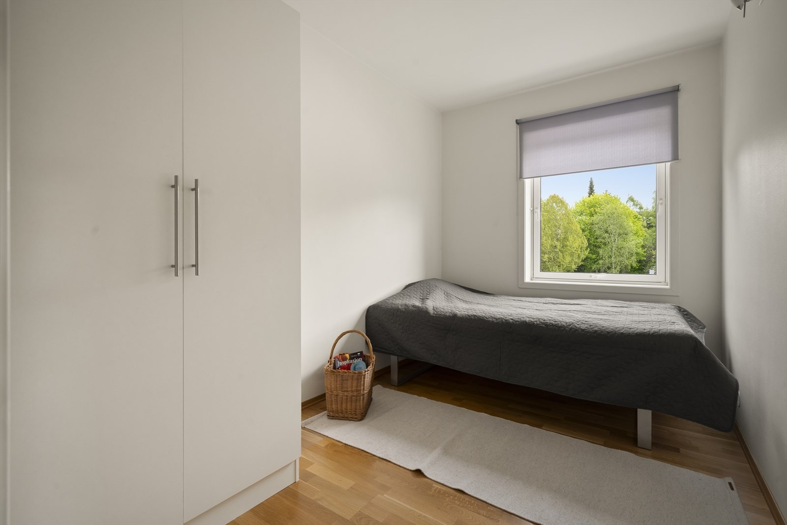 Soverom nr. 2. Alle soverommene har malte flater og 2-lags glass i vinduene. Galleribilde