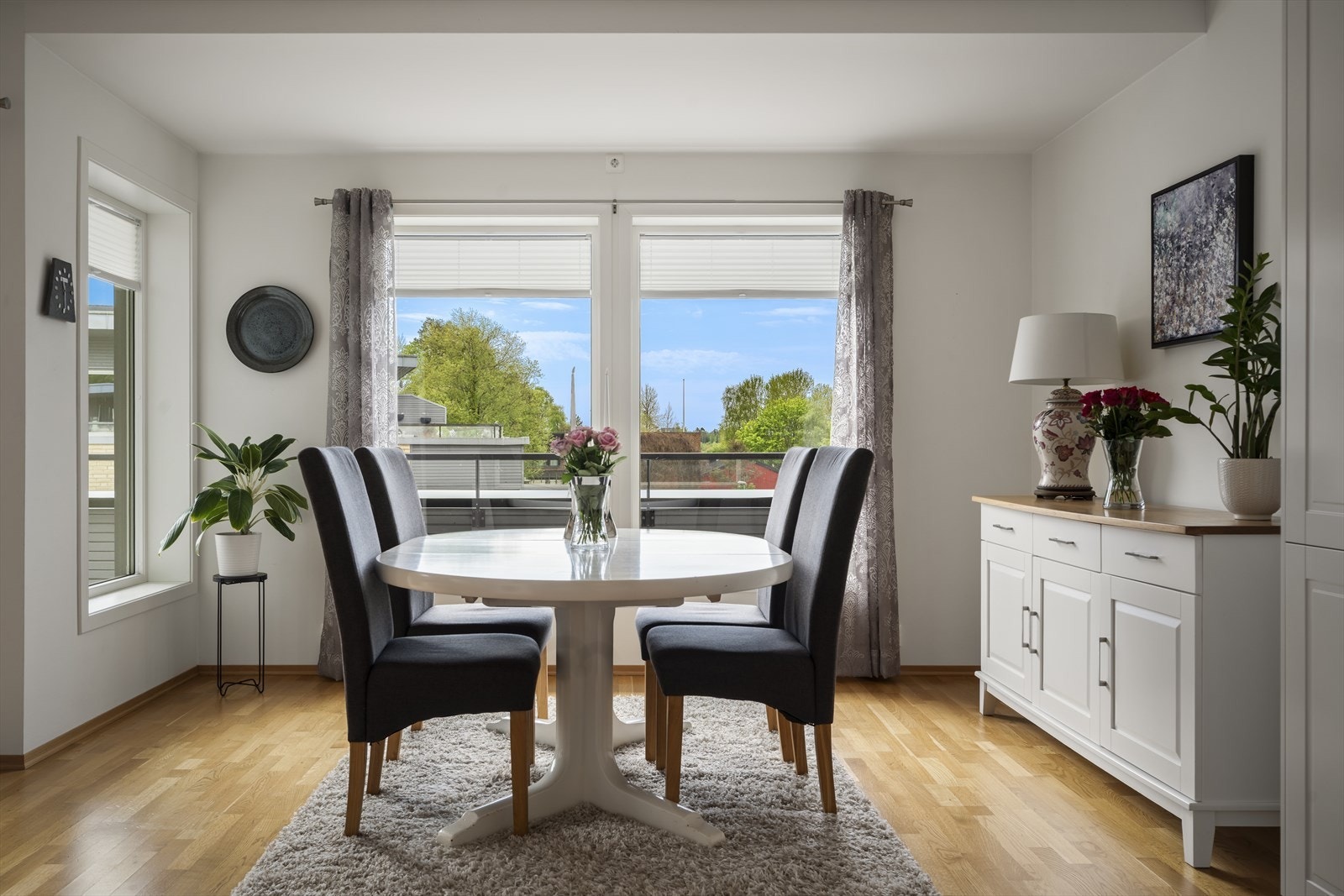 Spisestuen er en naturlig del av den åpne løsningen, med god plass til gjester. Galleribilde