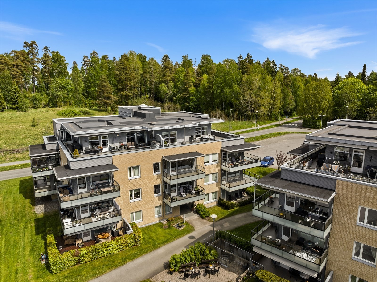 Eiendommen ligger i et rolig og fredelig område, med nærhet til skog og mark. Galleribilde