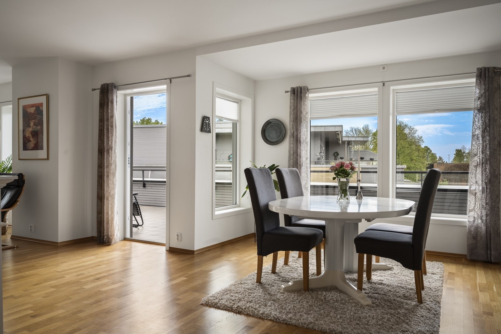 Direkte utgang fra stuen til den store balkongen. Galleribilde