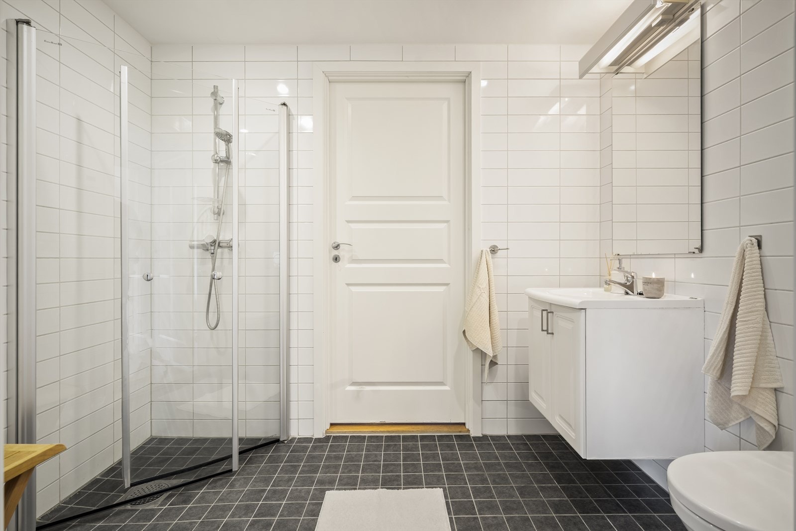 Det andre badet er også helfliset, med dusjhjørne og servantinnredning. Galleribilde