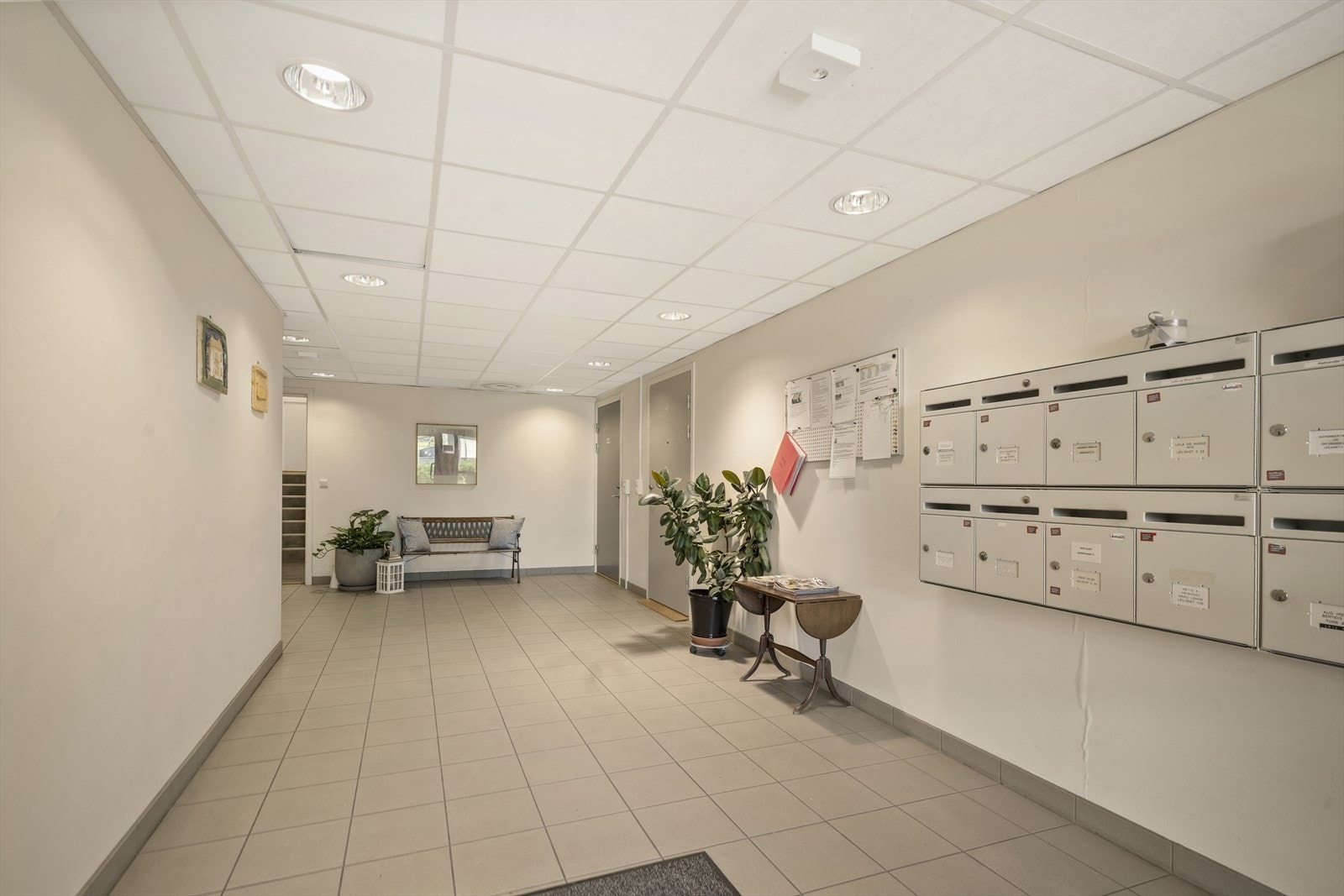 Felles inngangsparti. Leiligheten har tilhørende garasjeplass og en bod på 7 m² i kjelleren. Galleribilde