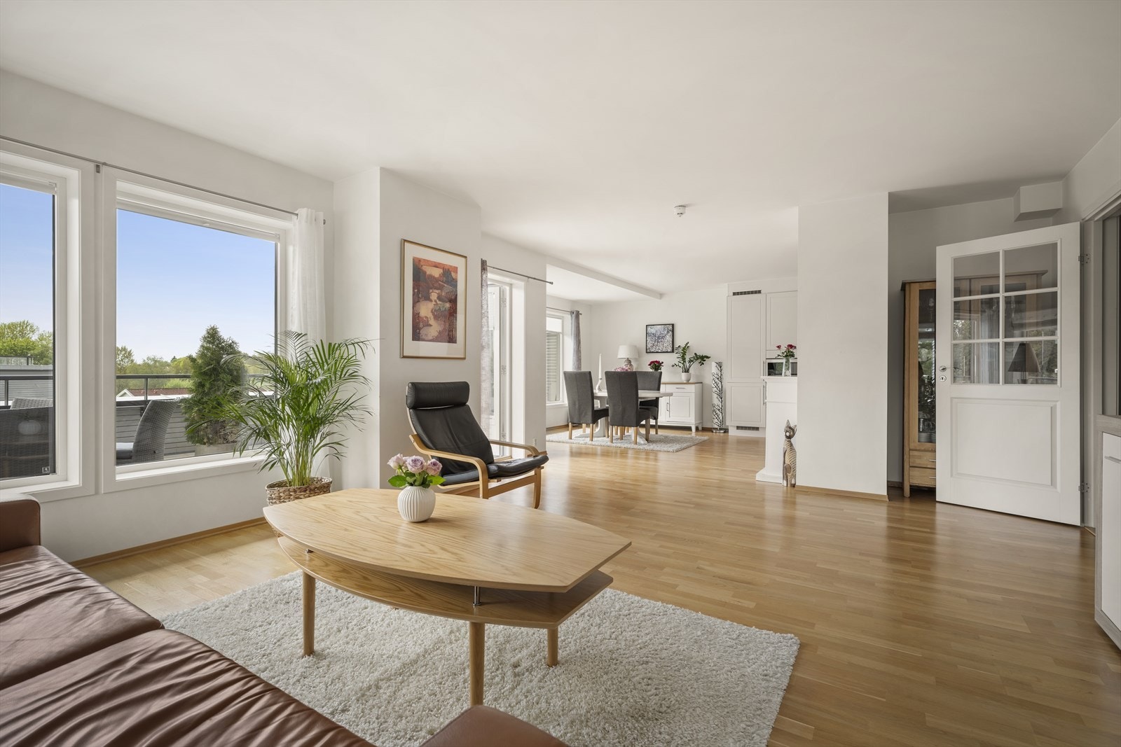 Stuen har plass til både en romslig sofagruppe og en egen spisedel. Galleribilde