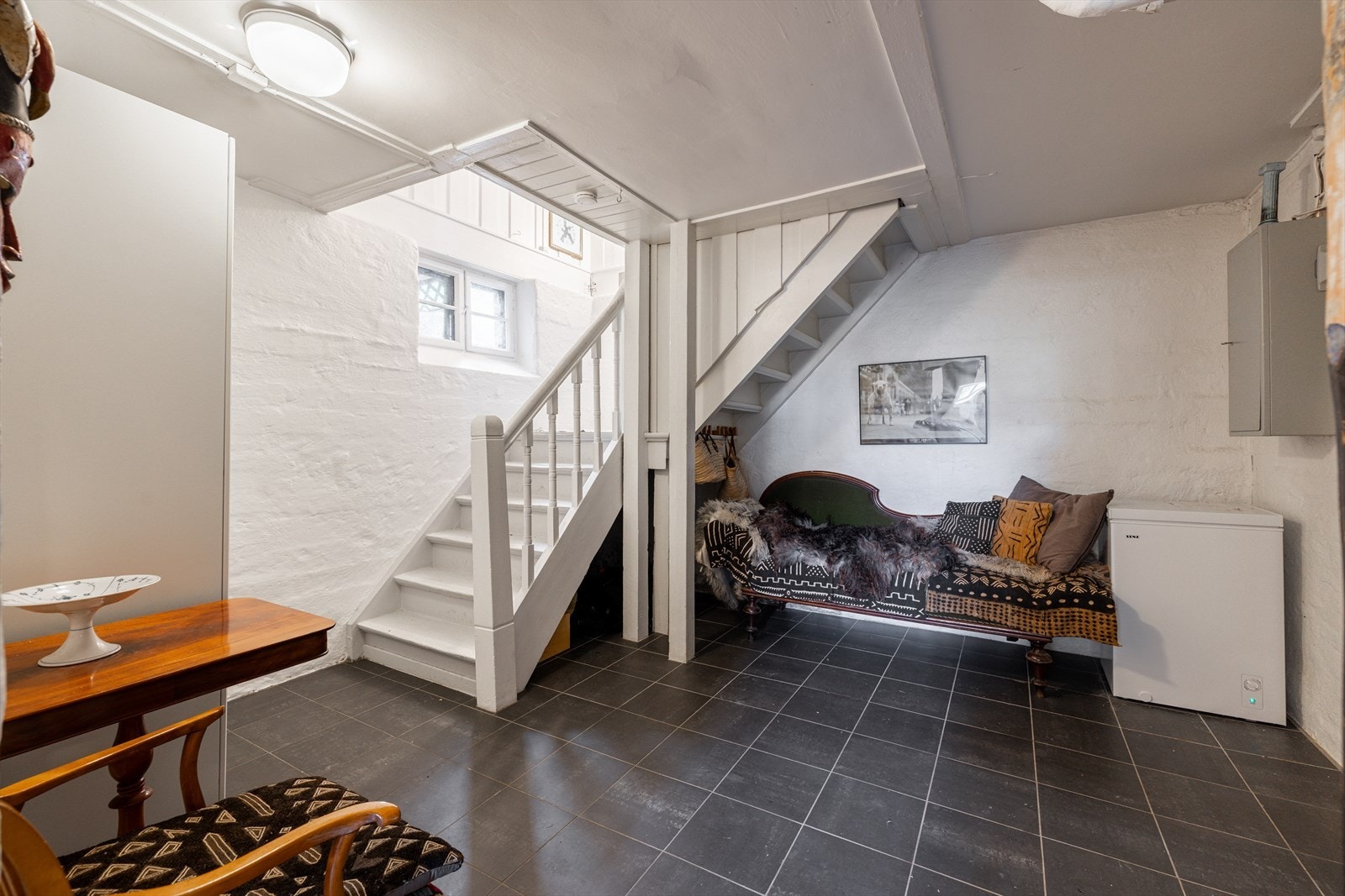 Underetasjen består i dag av trappegang, boder, vaskerom, toalettrom og fyrrom. Galleribilde