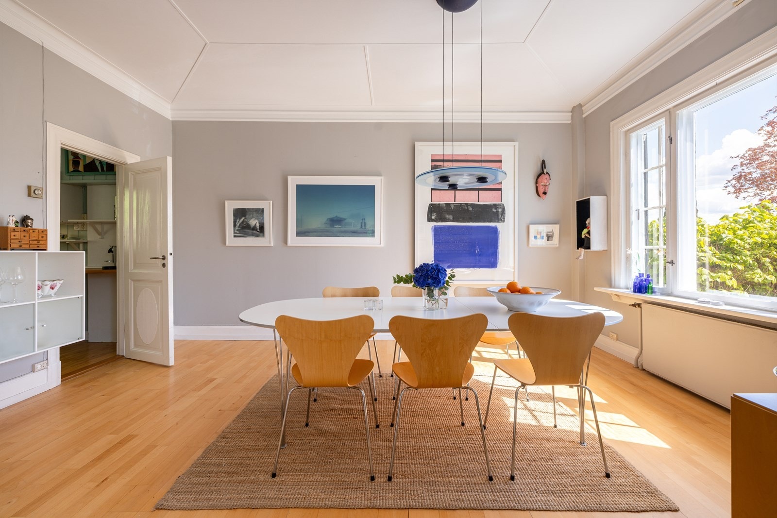 Spisestuen har god plass til langbord, og er et naturlig og hyggelig samlingspunkt. Galleribilde