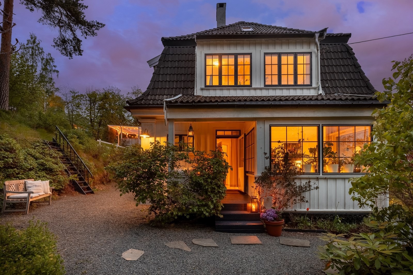 En nydelig tomannsbolig som ble bygget i 1911, og tegnet av de anerkjente arkitektene Christian Morgenstierne og Arne Eide. Galleribilde