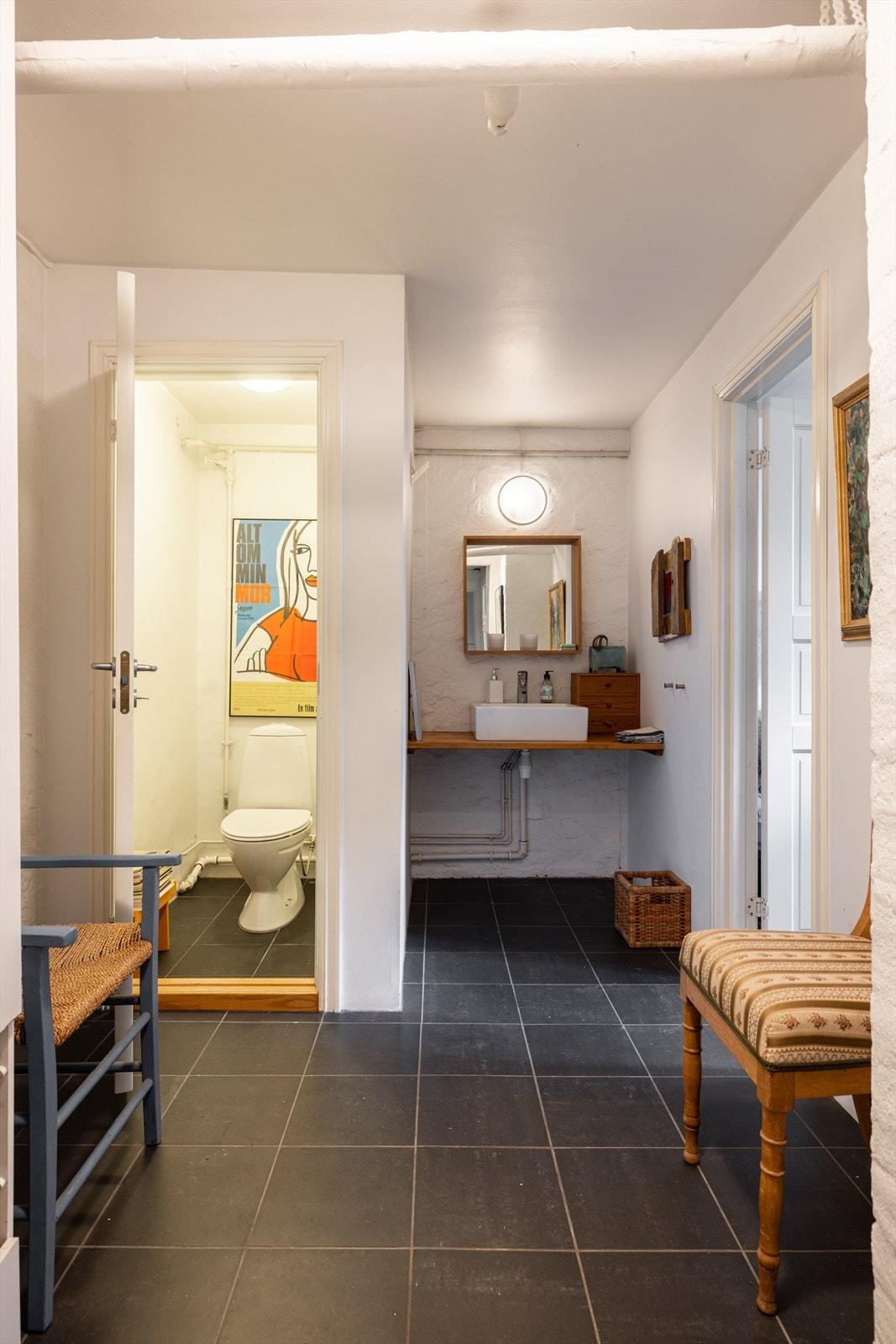 Toalettrom med wc og servant utenfor. Galleribilde