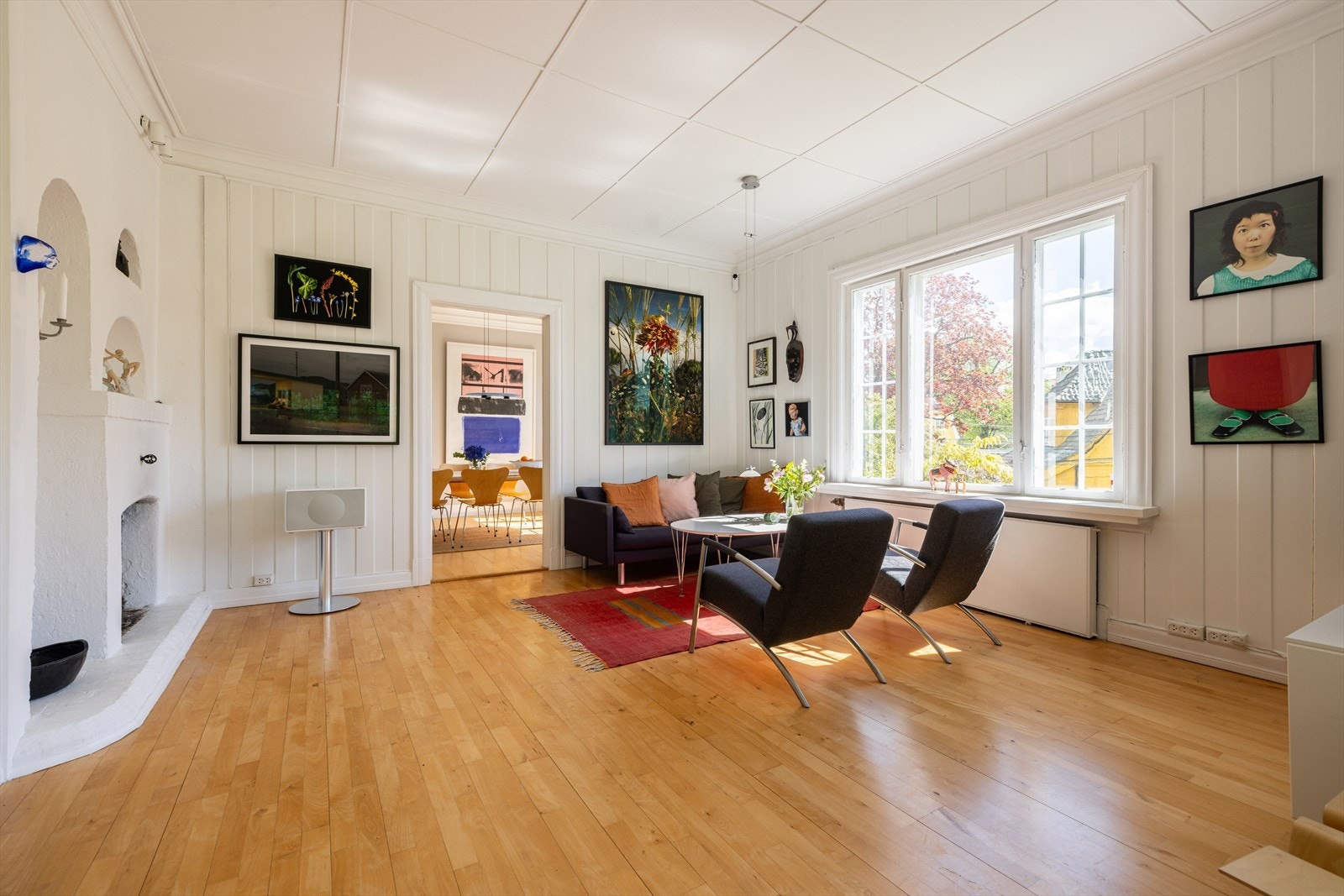 Stuen har en lun og stemningsfull peisovn som utgjør et hyggelig element til rommet. Galleribilde