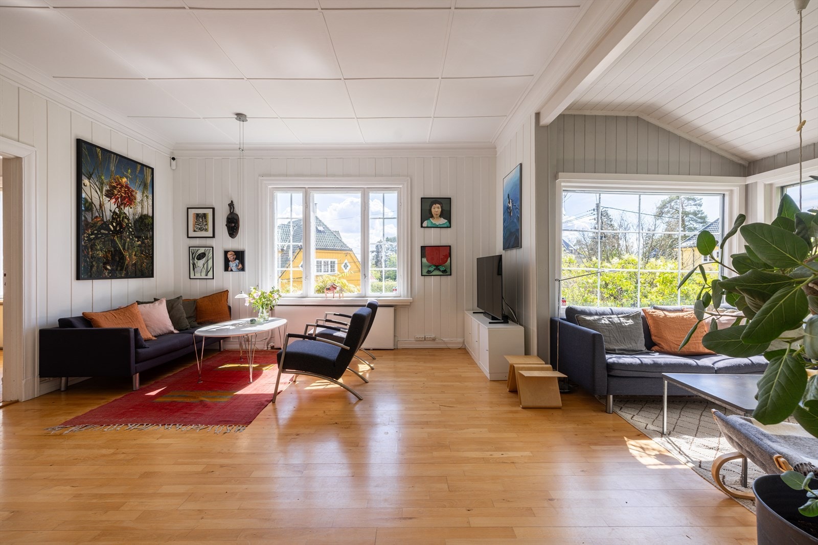 Dagligstuen har flere soner, og god plass til sofaseksjon og øvrig innredning etter ønske. Galleribilde