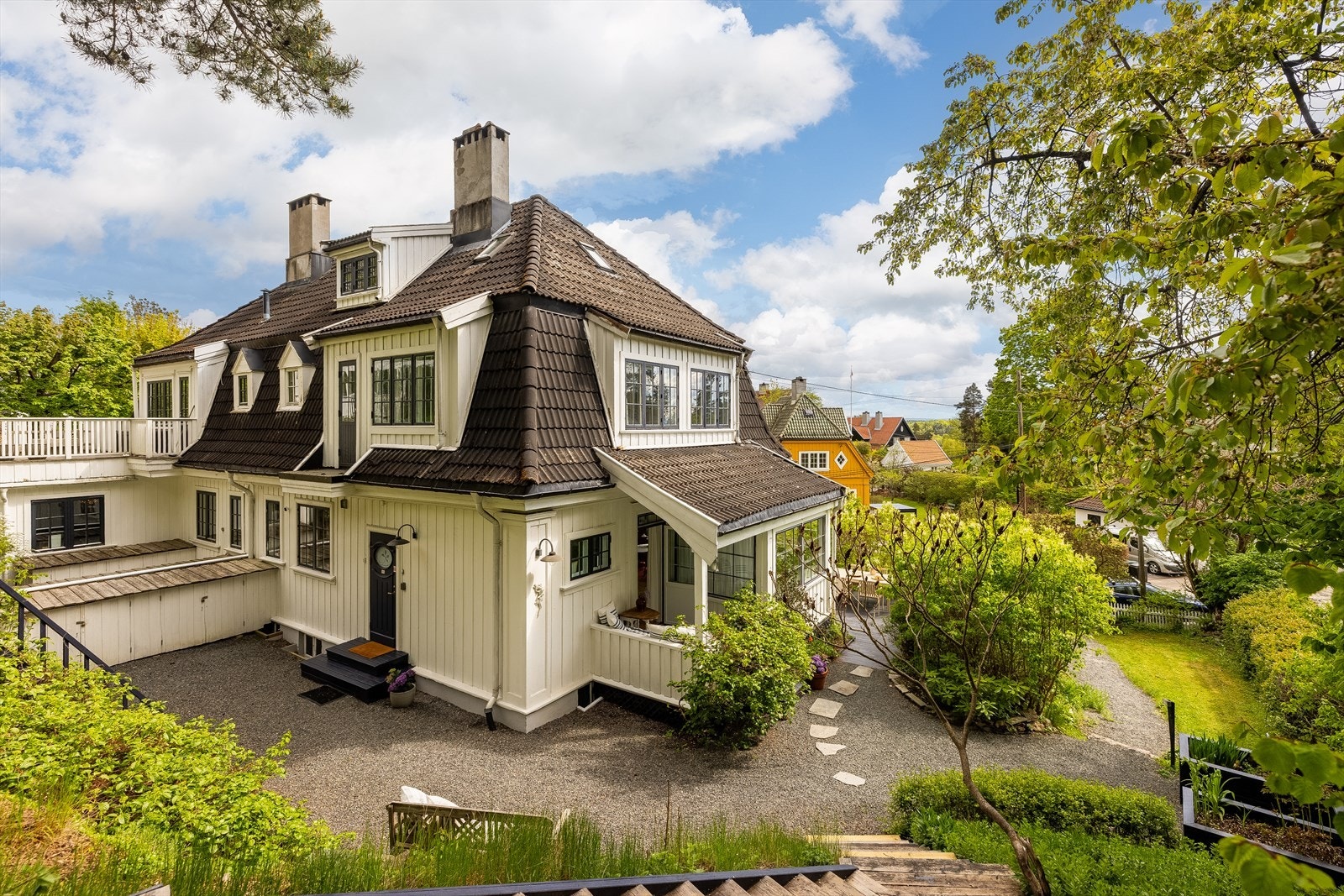 Huset ligger på en fin høyde, og har en svært etterspurt beliggenhet i et nabolag som er beskrevet som hyggelig og etablert. Galleribilde