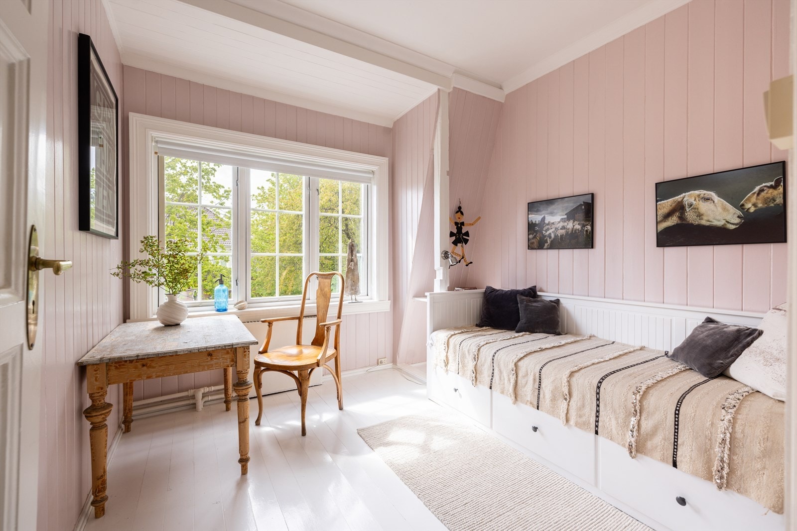 Etasjen består av totalt tre soverom og baderom. Galleribilde