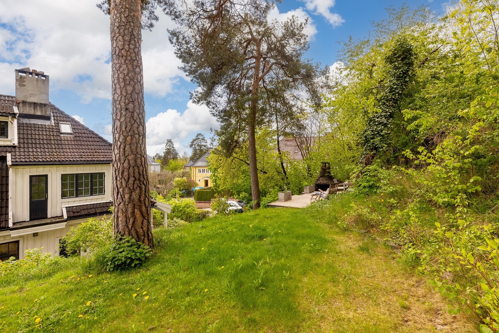 Tomten er på 836 m², og beveger seg også på oversiden av huset. Galleribilde