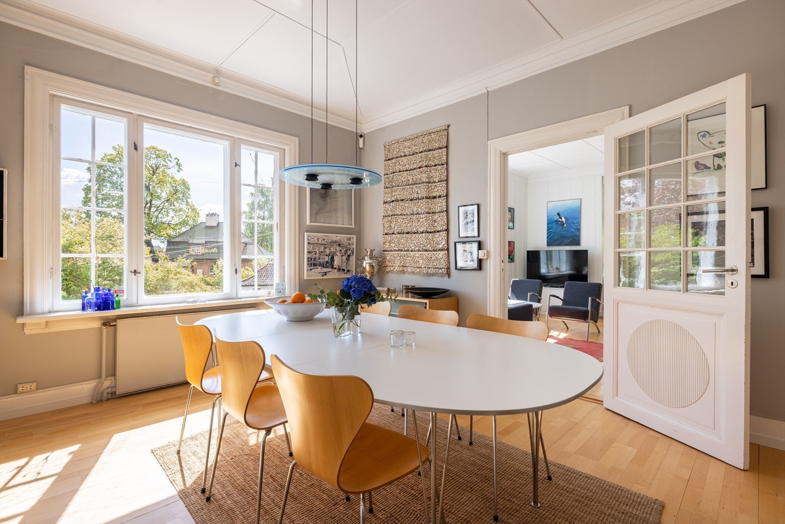 Spisestuen og dagligstuen ligger fint til etter hverandre, og kan både holdes åpen og lukkes ved behov. Galleribilde