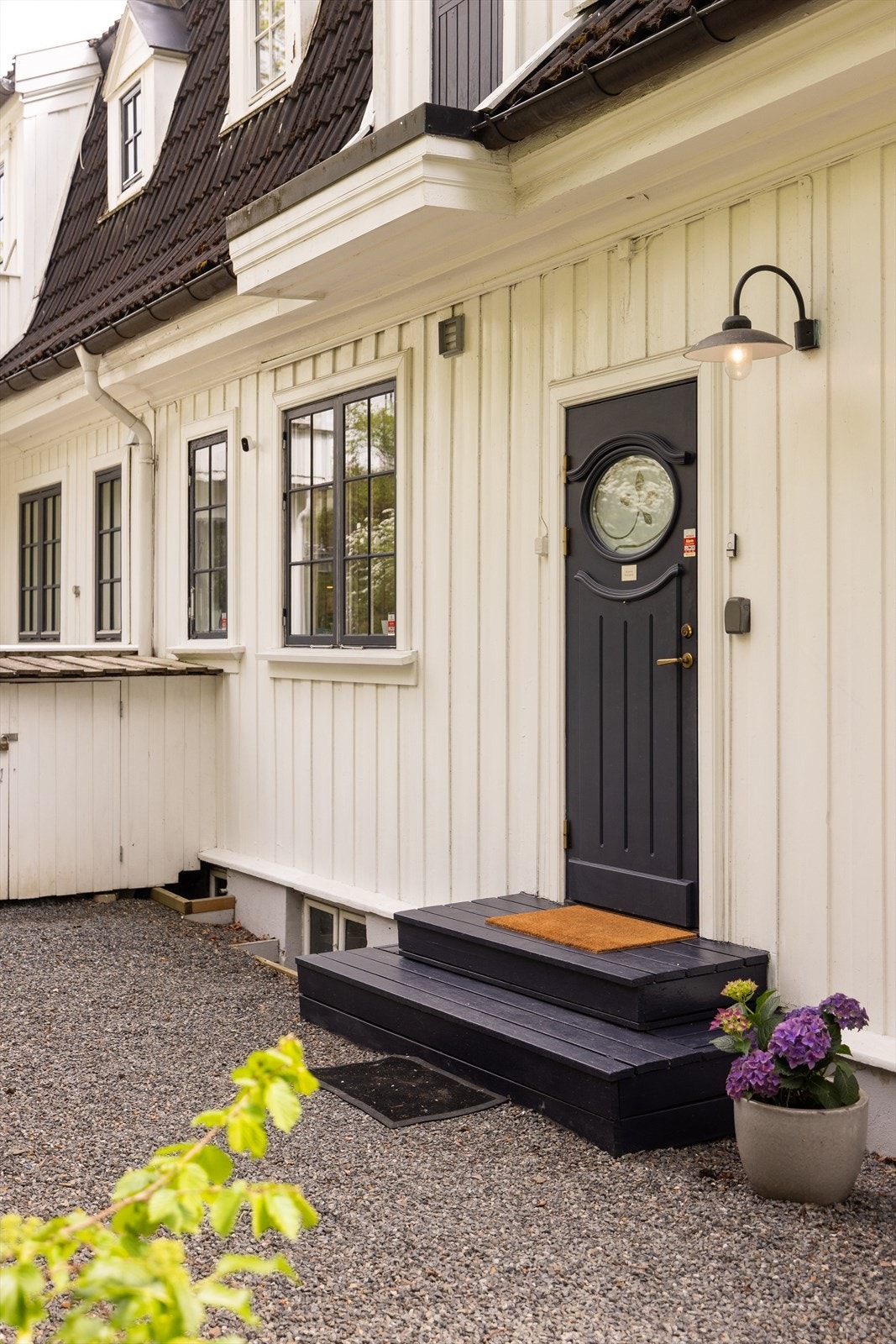 Et pent og hyggelig inngangsparti som ligger fint til på baksiden av huset. Galleribilde