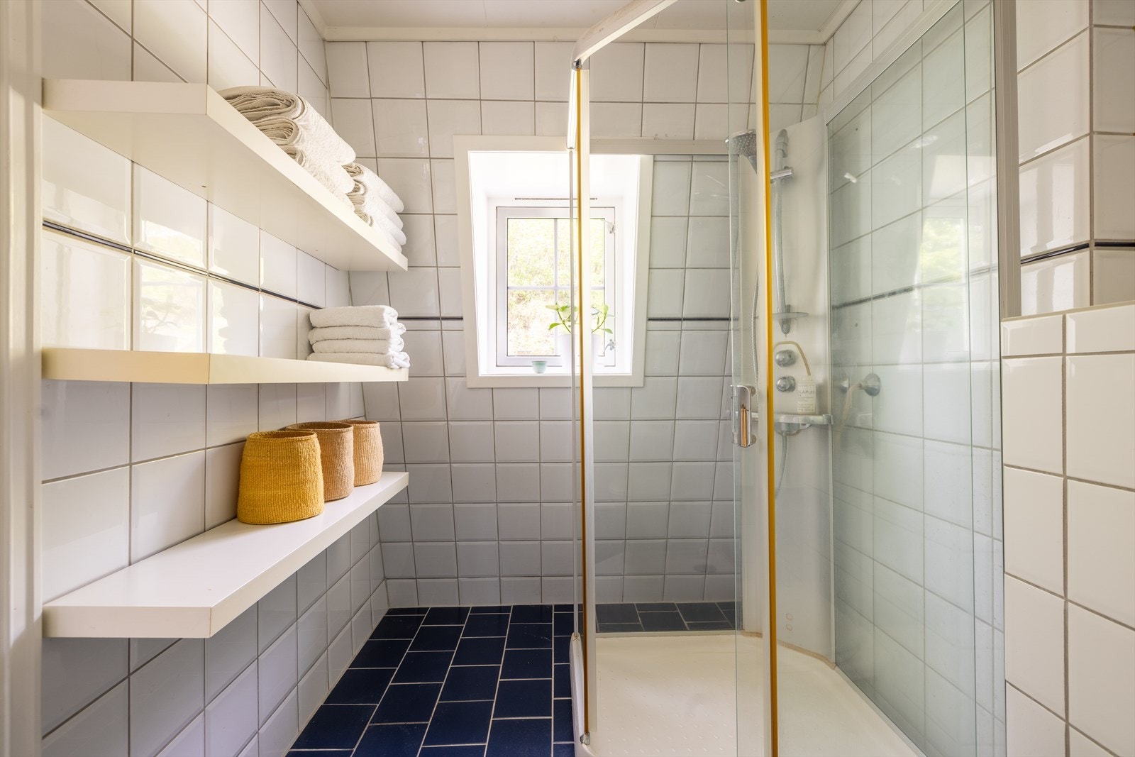 Badet består av vegghengt wc, servant og dusjkabinett. Galleribilde