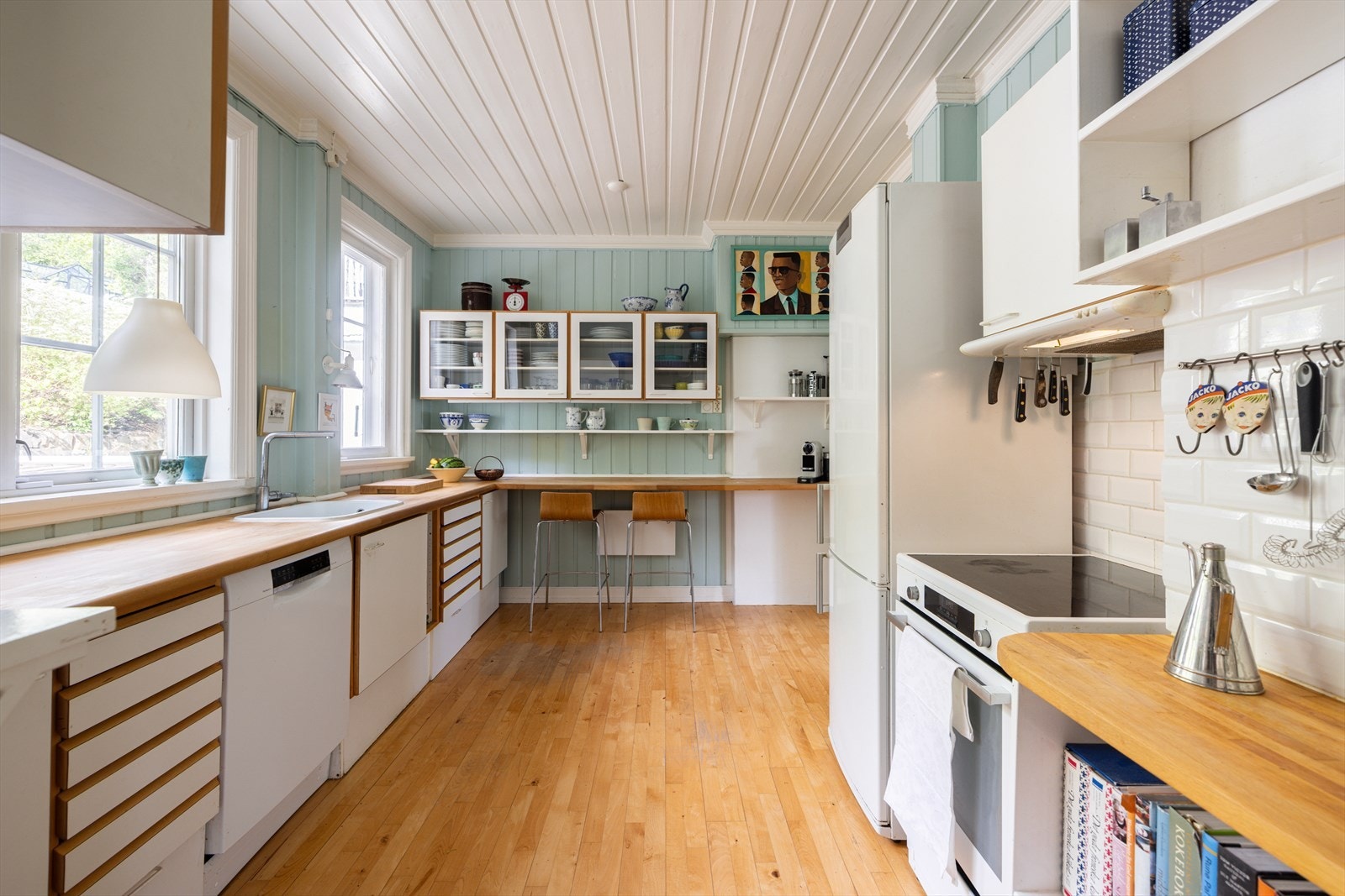Innredningen består av heltre benkeplate, ventilator vifte og nedfelt porselenskum. Galleribilde