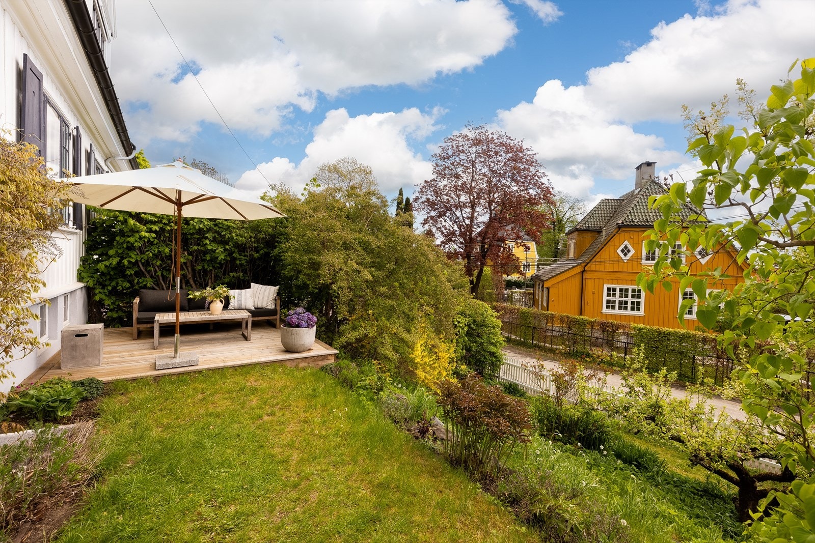 Uteplassen gir rom for både hygge og avslapning, samt lek og moro for de aller minste. Galleribilde