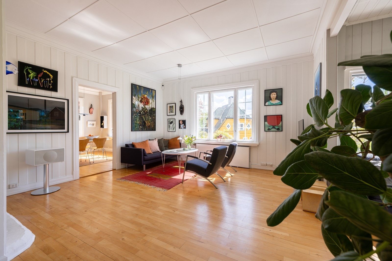 Boligen har en praktisk og innholdsrik planløsning, og hovedetasjen består av dagligstue, spisestue og kjøkken. Galleribilde