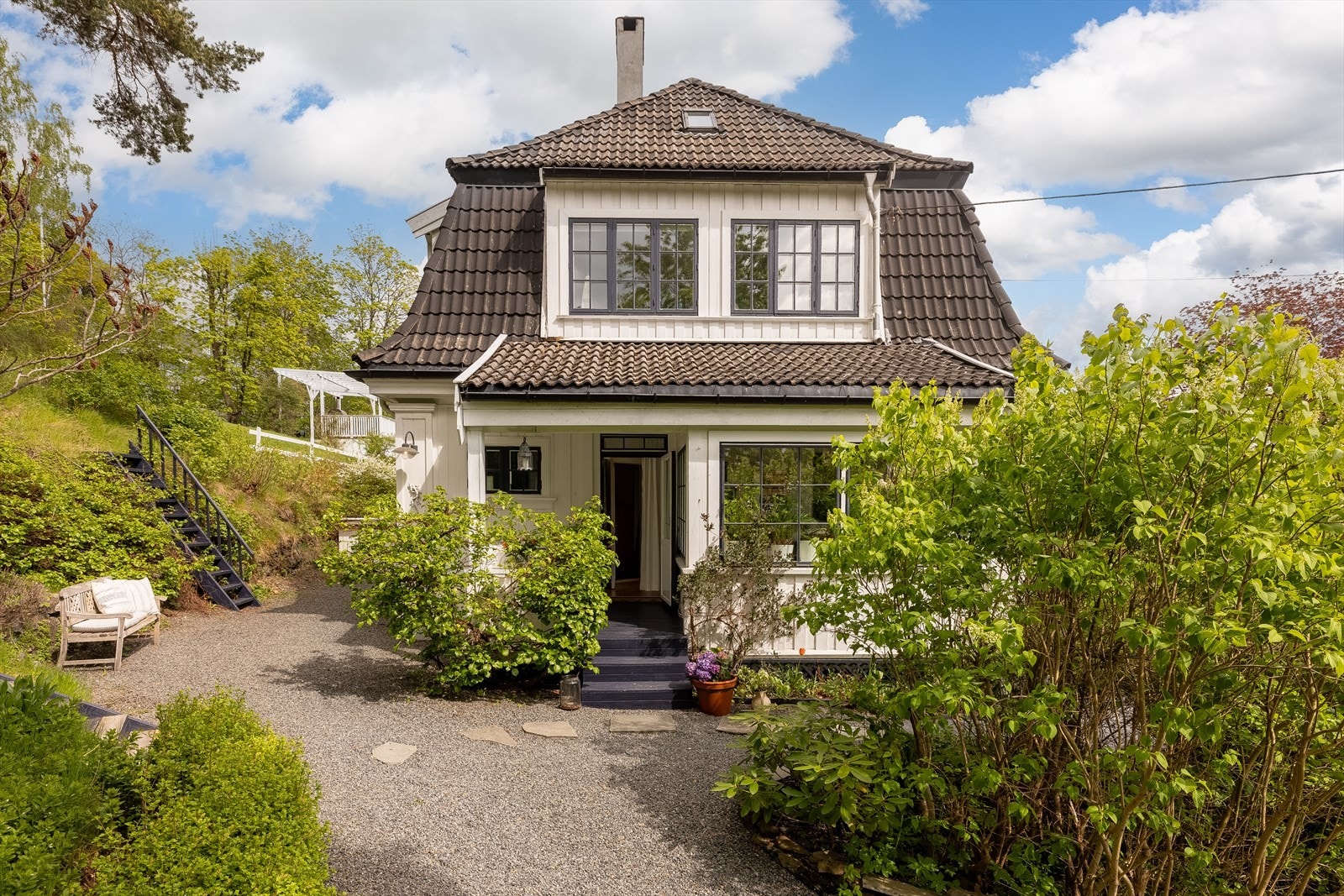 Boligen har blitt godt vedlikeholdt av nåværende eier gjennom over 34 år, men har samtidig en noe eldre standard. Galleribilde