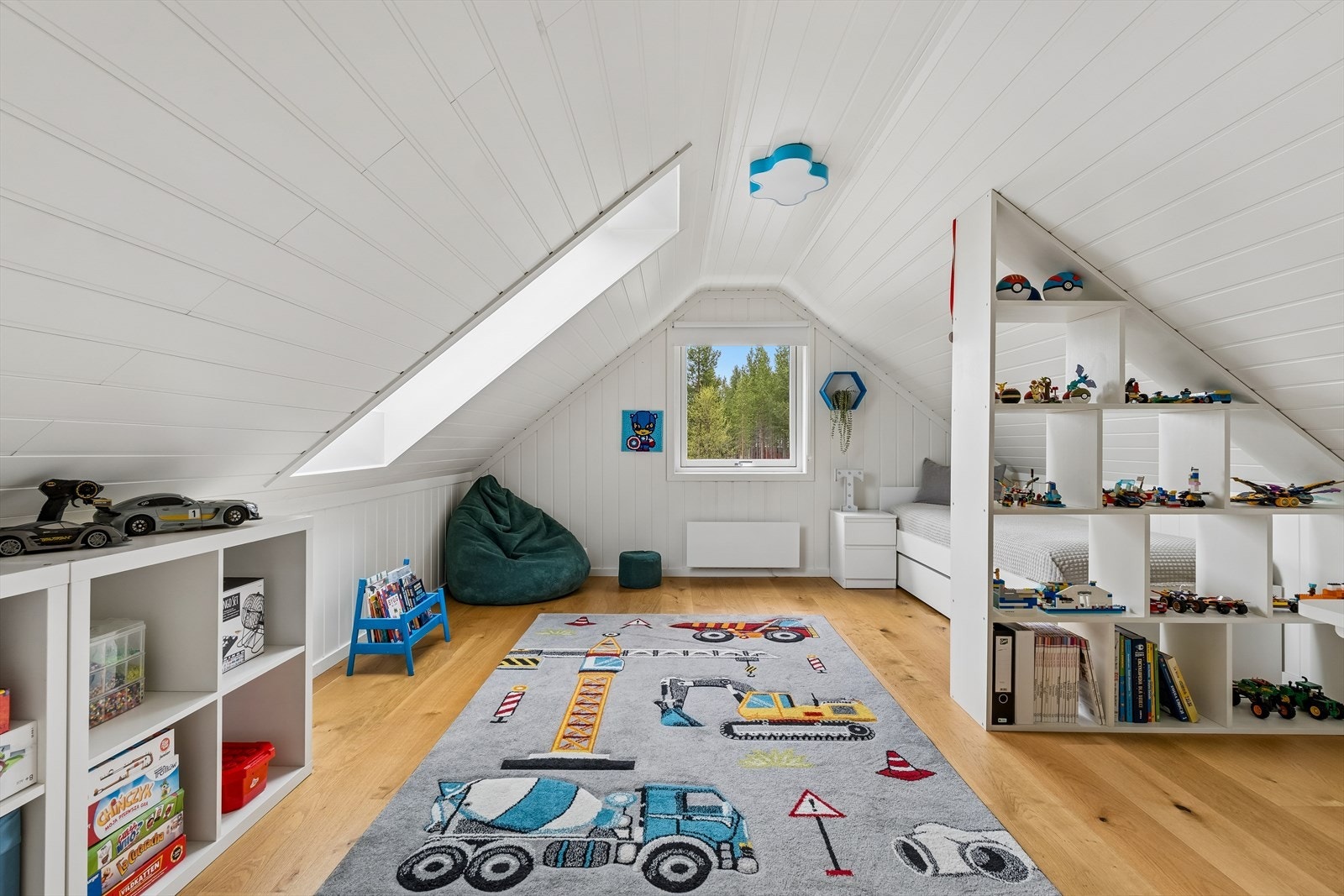 Et Velux takvindu gir godt med dagslys. Merk at innredning av loft ikke er dokumentert godkjent. Galleribilde