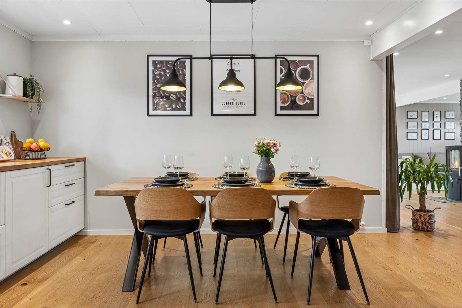 Spiseplassen er et naturlig samlingspunkt i boligen. Galleribilde